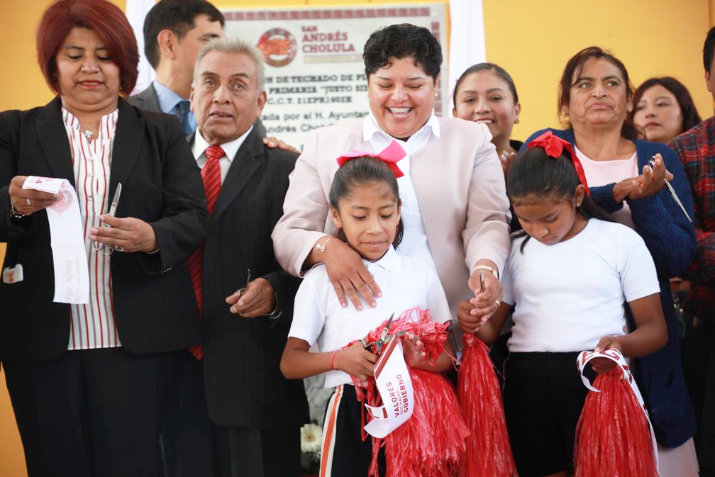 Pérez Popoca realiza entrega de domo escolar en Cacalotepec