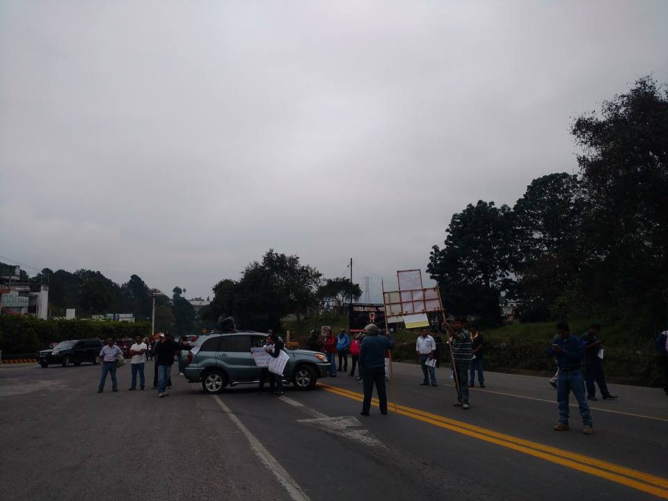 Mantienen cierres carreteros por alza de combustible en la Sierra Norte