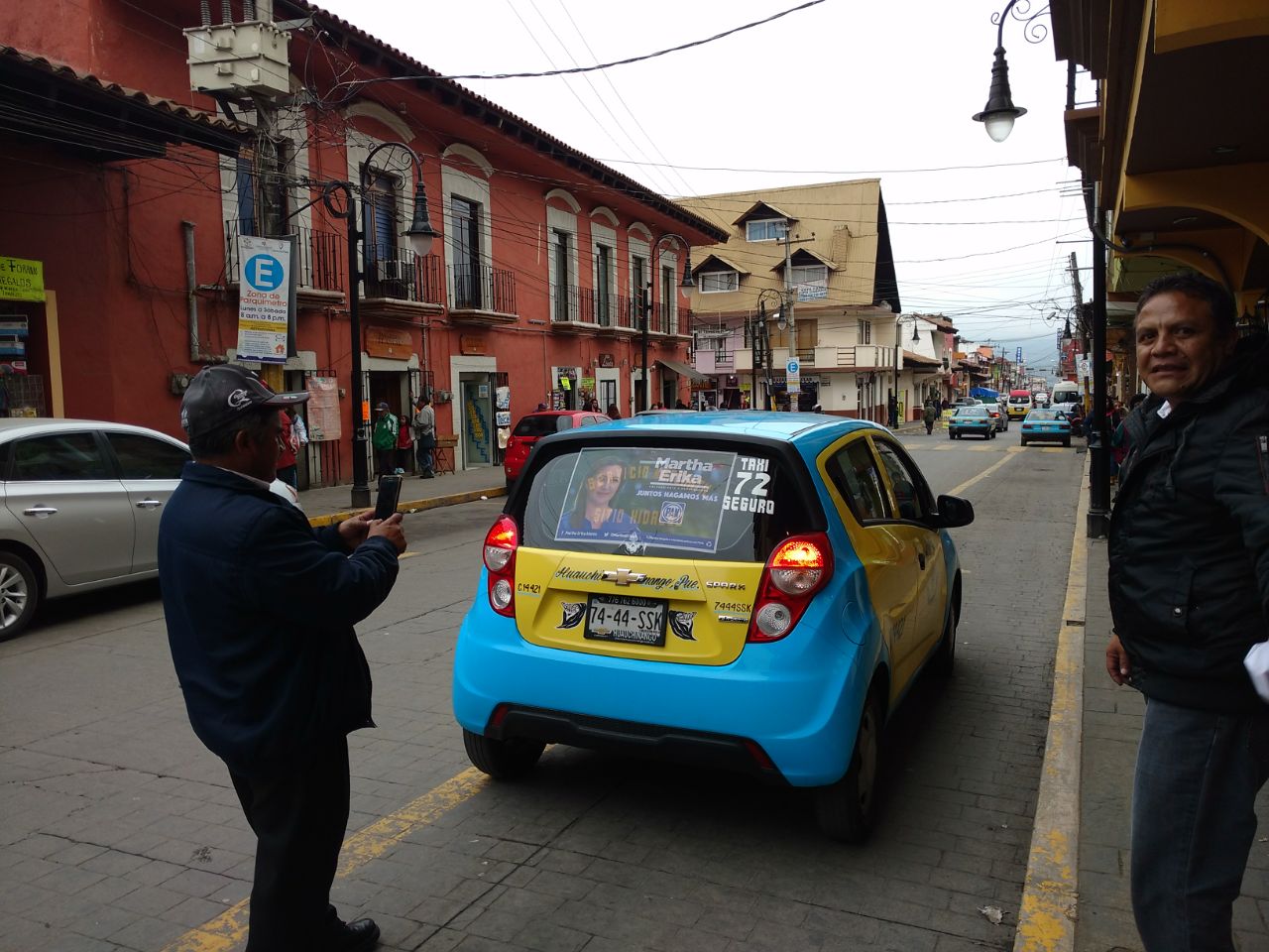 Inspectores de la SIMT pegan propaganda de Martha Erika en taxis