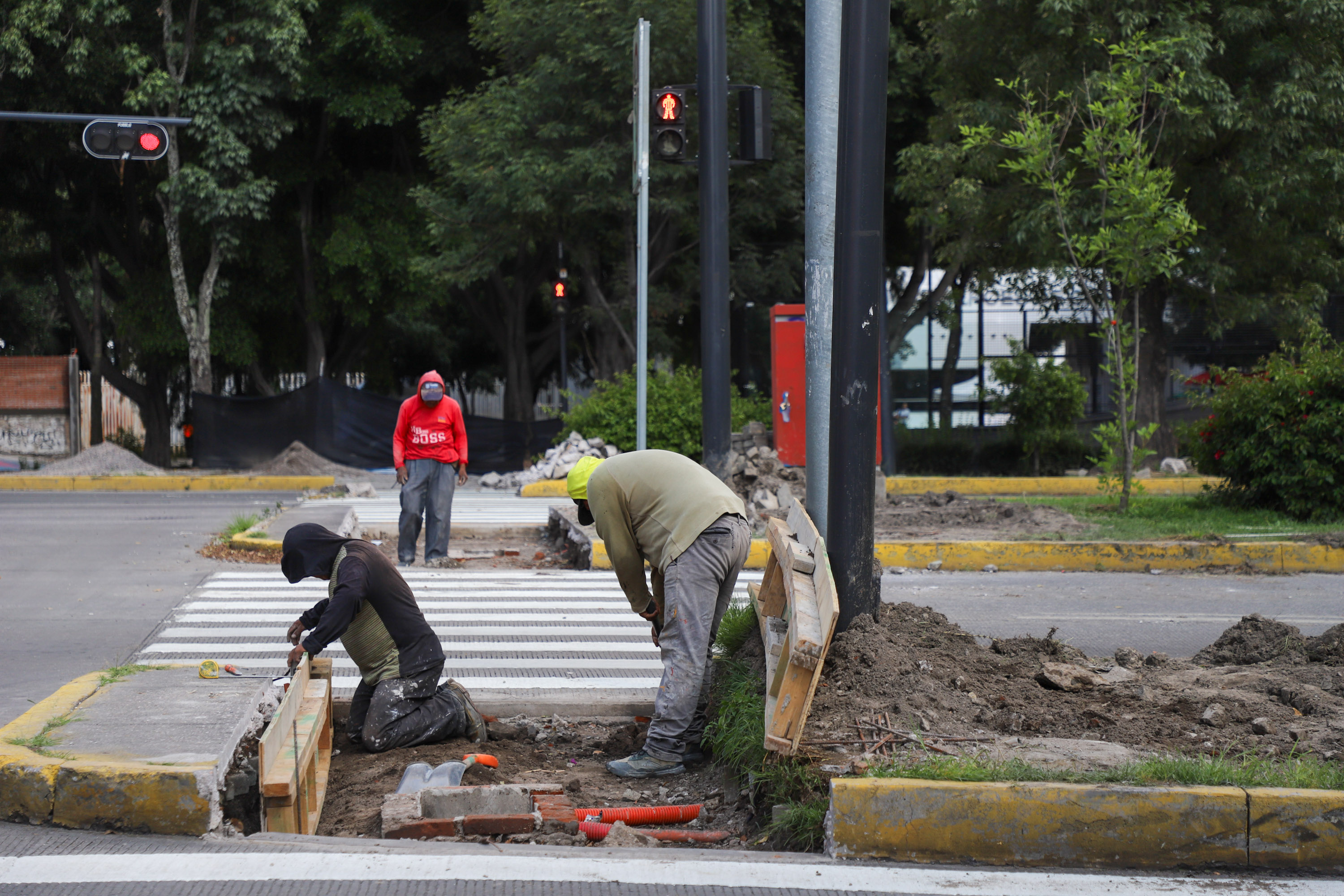 Inicia la instalación del paso peatonal frente al Cenhch