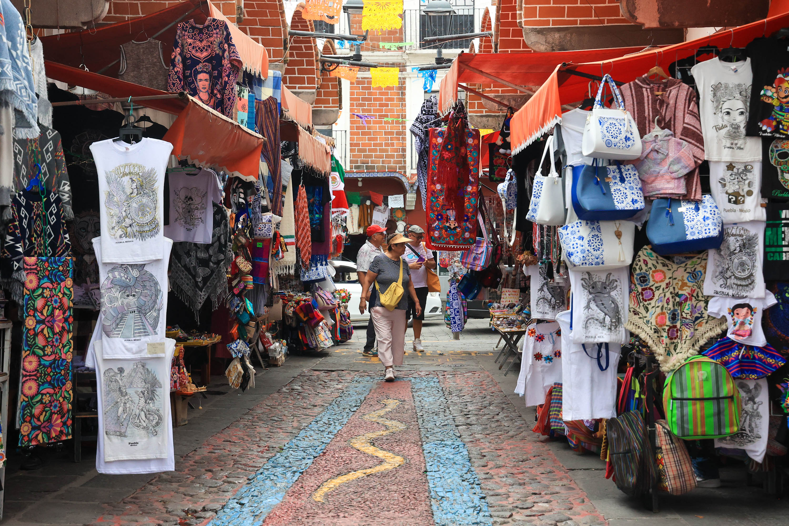 Comerciantes esperan incremento en ventas por mes patrio en Puebla