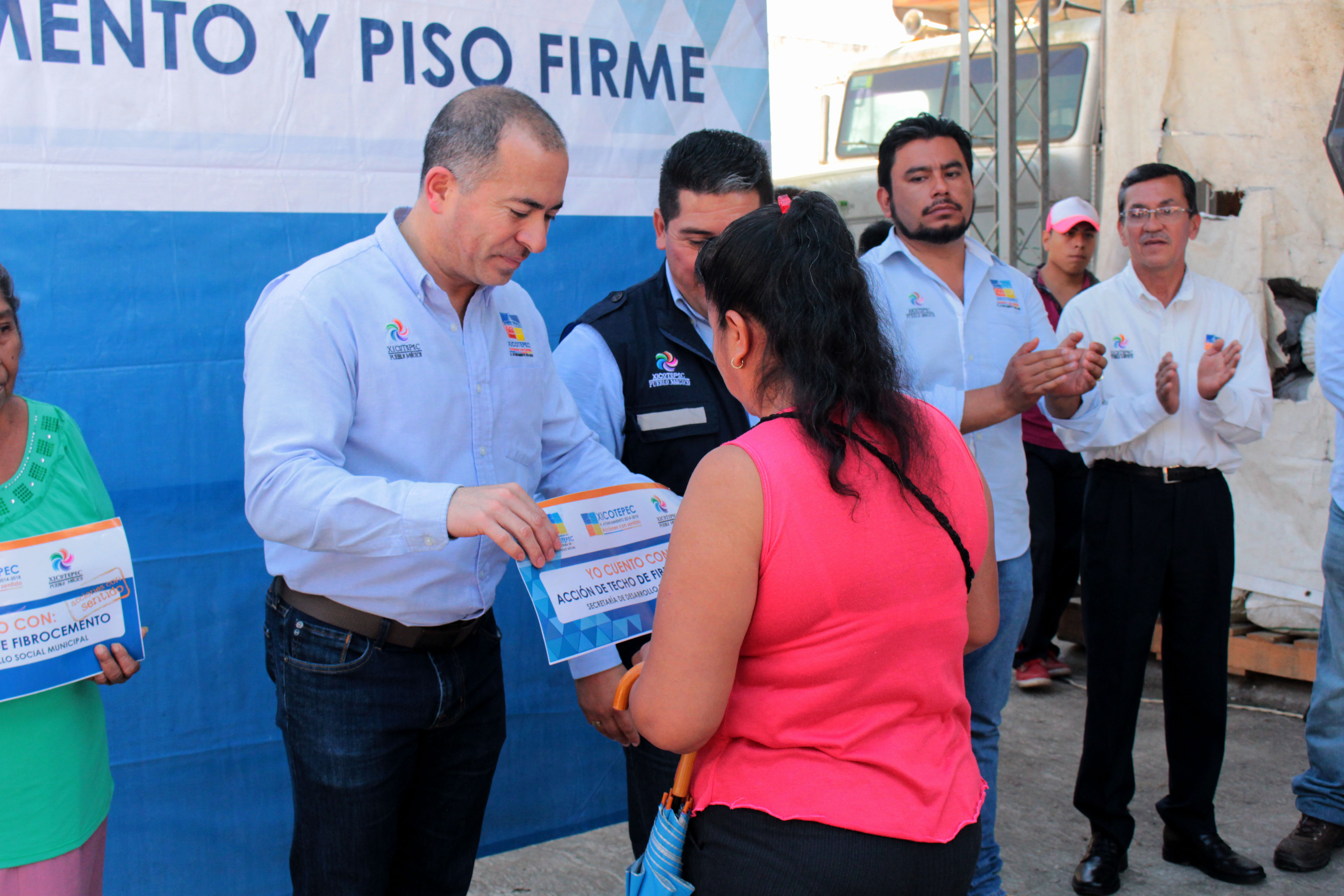 Ayuntamiento de Xicotepec entregó techos de fibrocemento