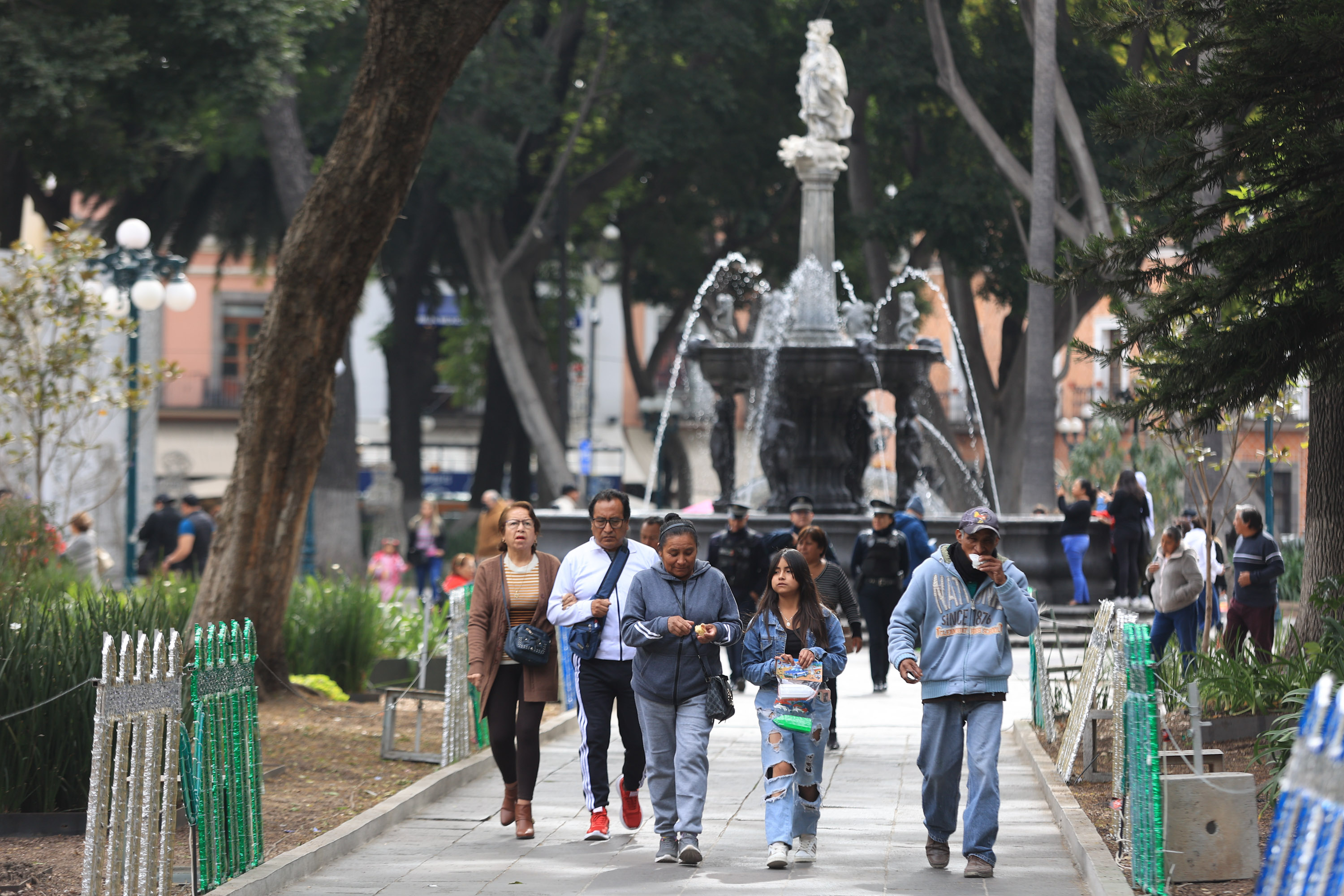 Poblanos salen bien abrigados este domingo por la mañana