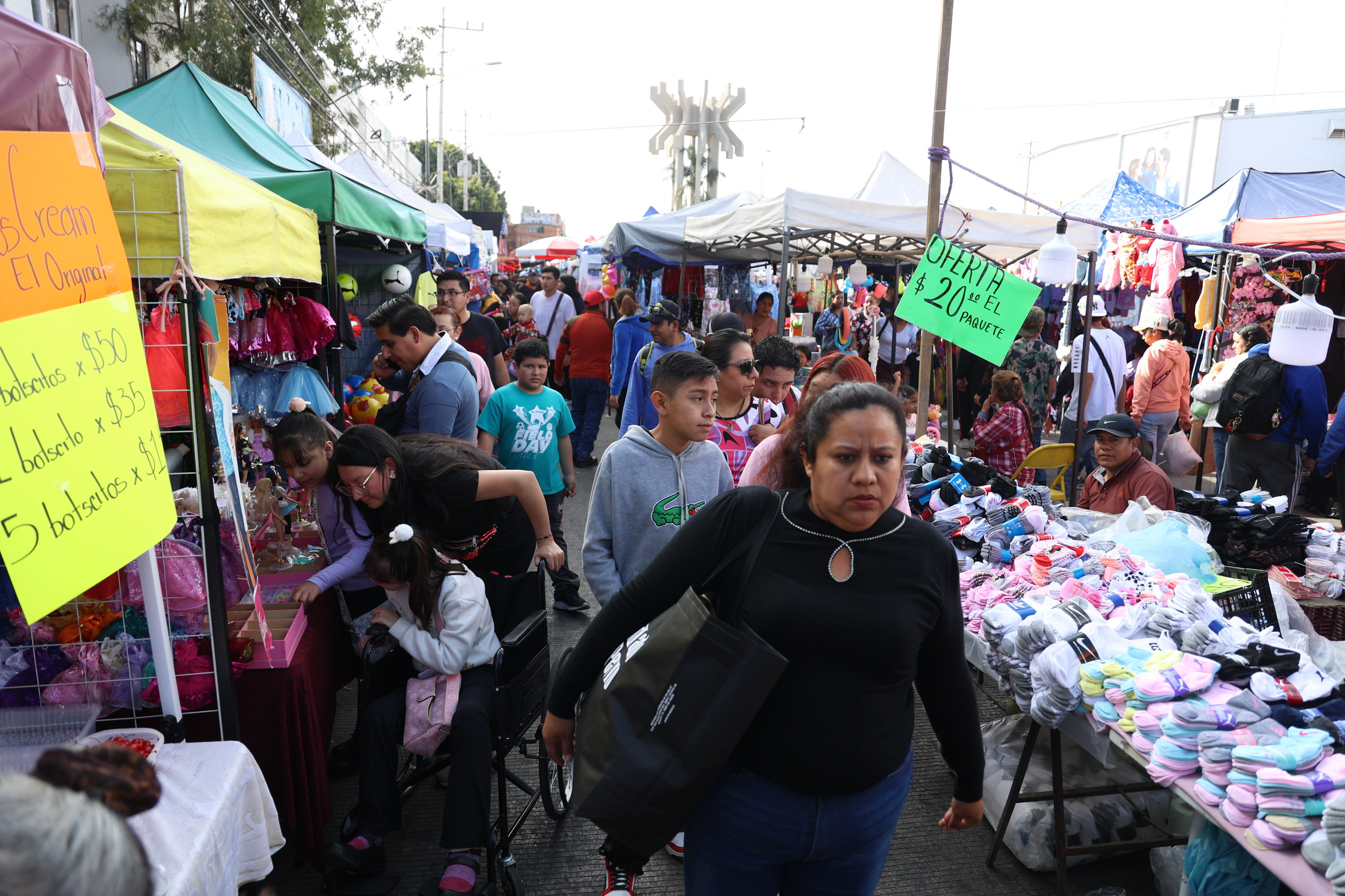 Compras de última hora en el Tianguis de Juguetes de La Margarita