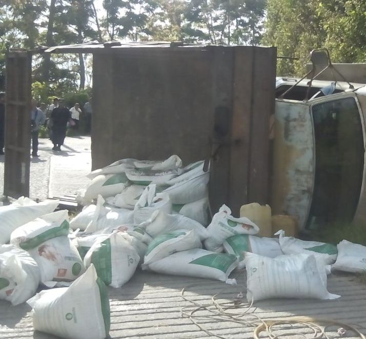 Volcadura de camión deja un muerto y 14 heridos en Xicotepec
