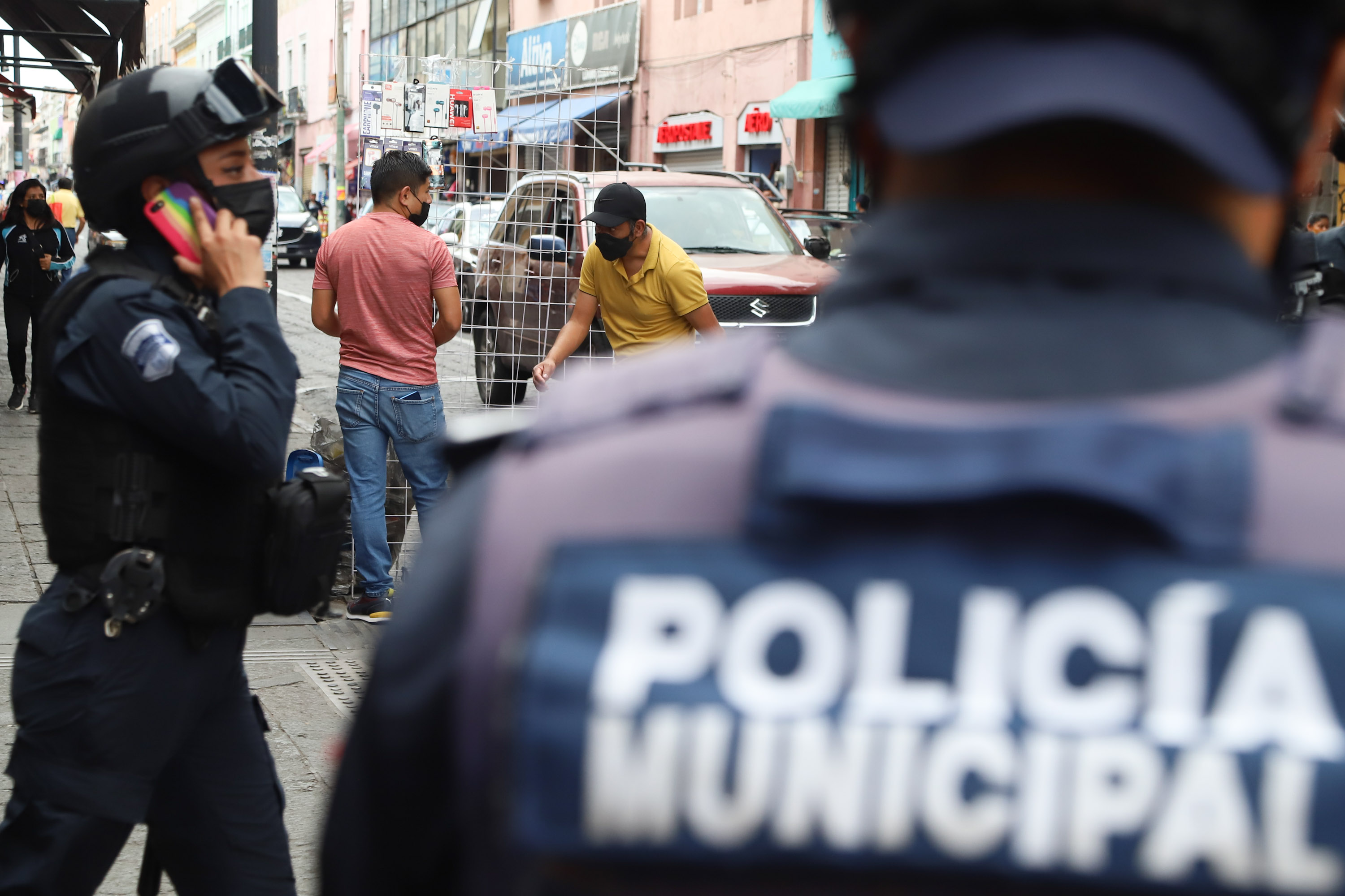 Pide Barbosa diálogo y alternativas para regular ambulantes en Puebla