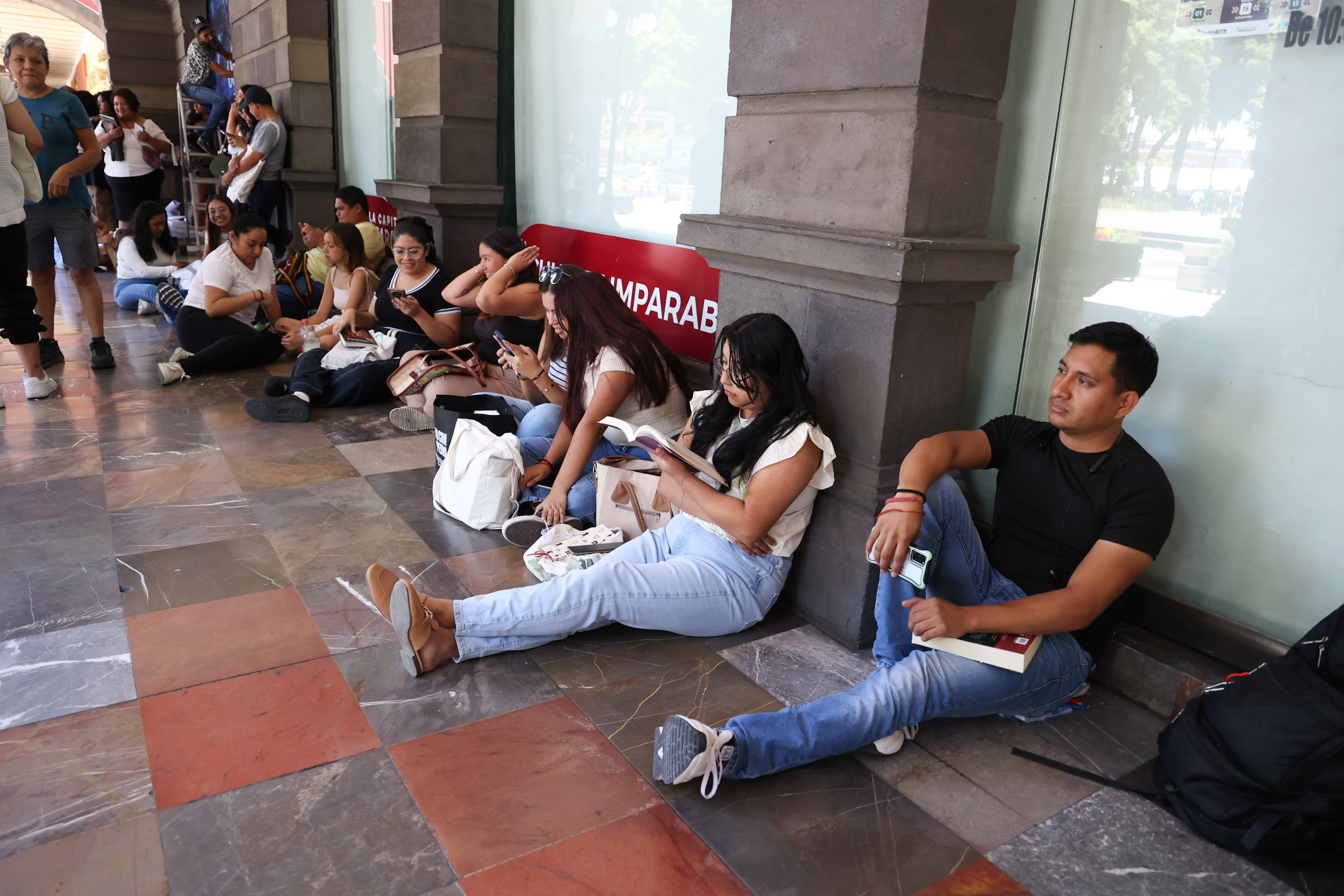 Una gran fila para la presentación de libro de Gilraen Eärfalas