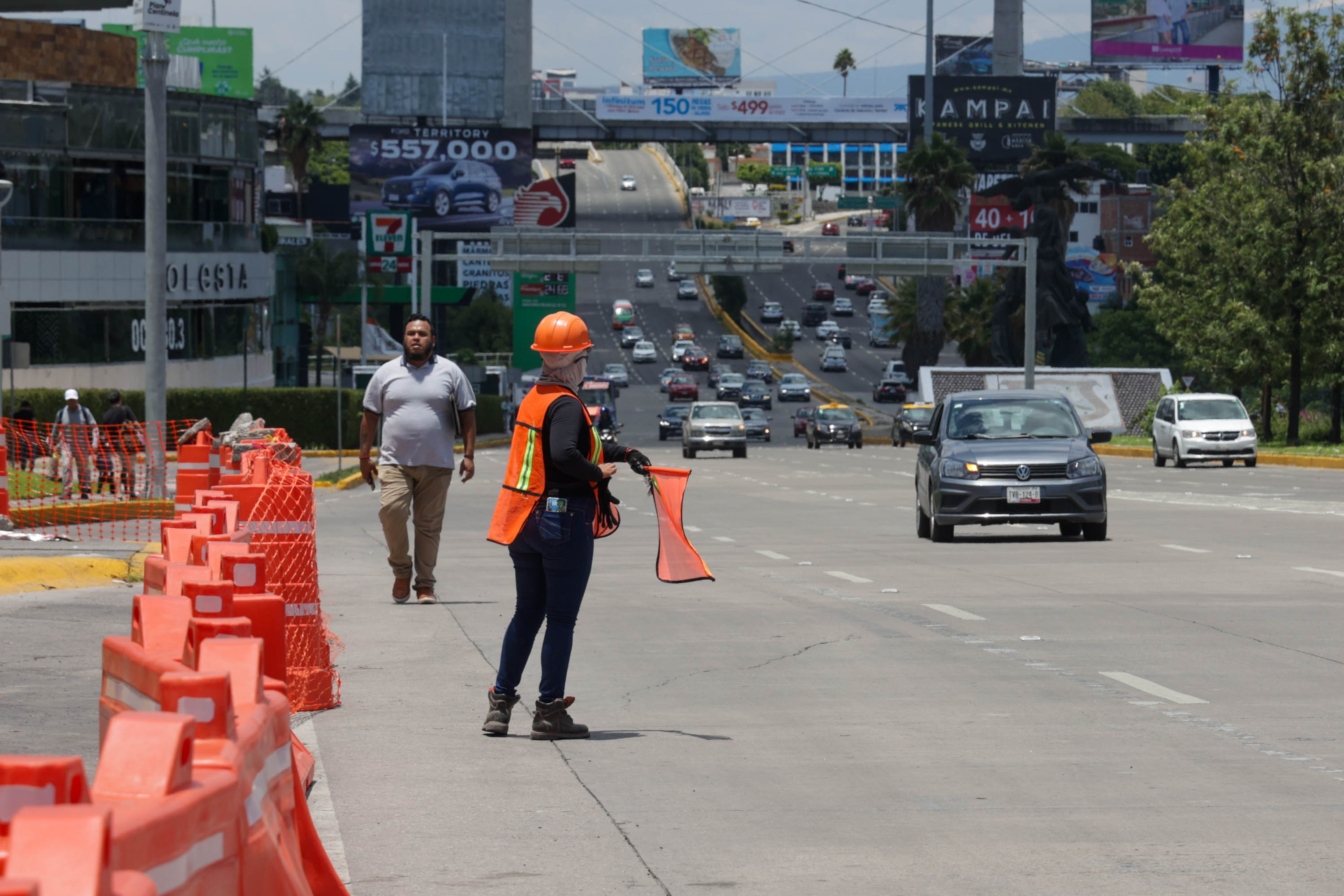 Sal con tiempo, hay cierre de carriles entre Vía Atlixcáyotl y Osa Mayor