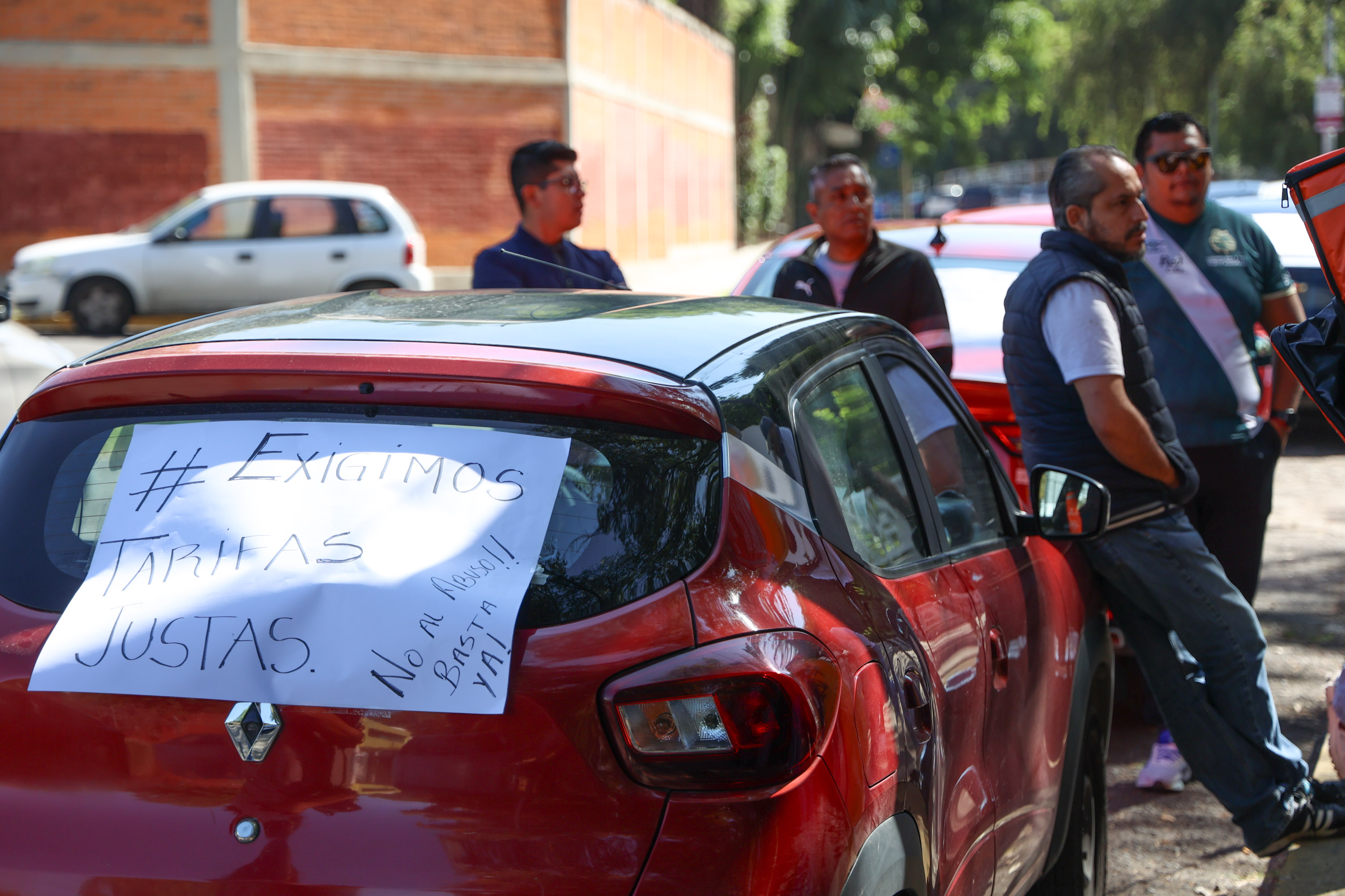 Conductores de Uber y DiDi se manifiestan, llegan a Casa Aguayo