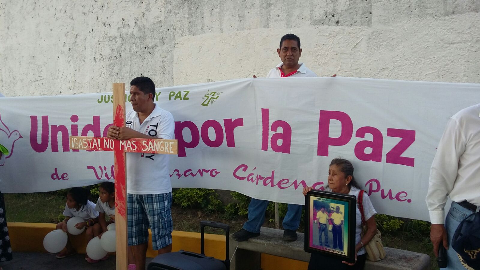 Cientos salen a marchar contra asesinatos en V. Carranza