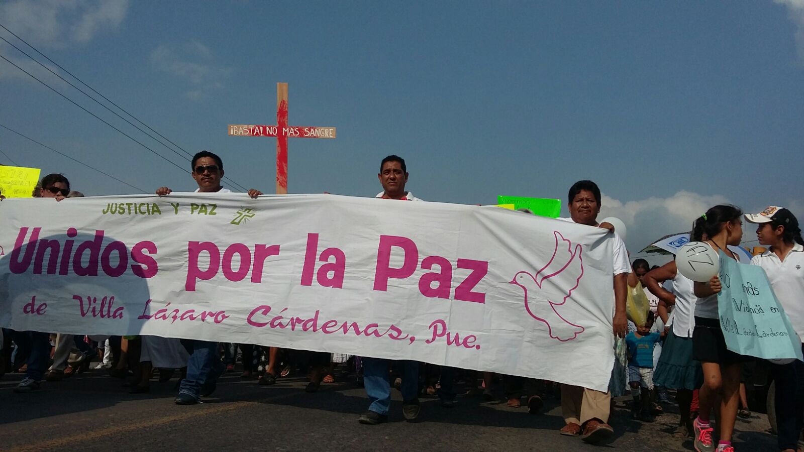 Cientos salen a marchar contra asesinatos en V. Carranza