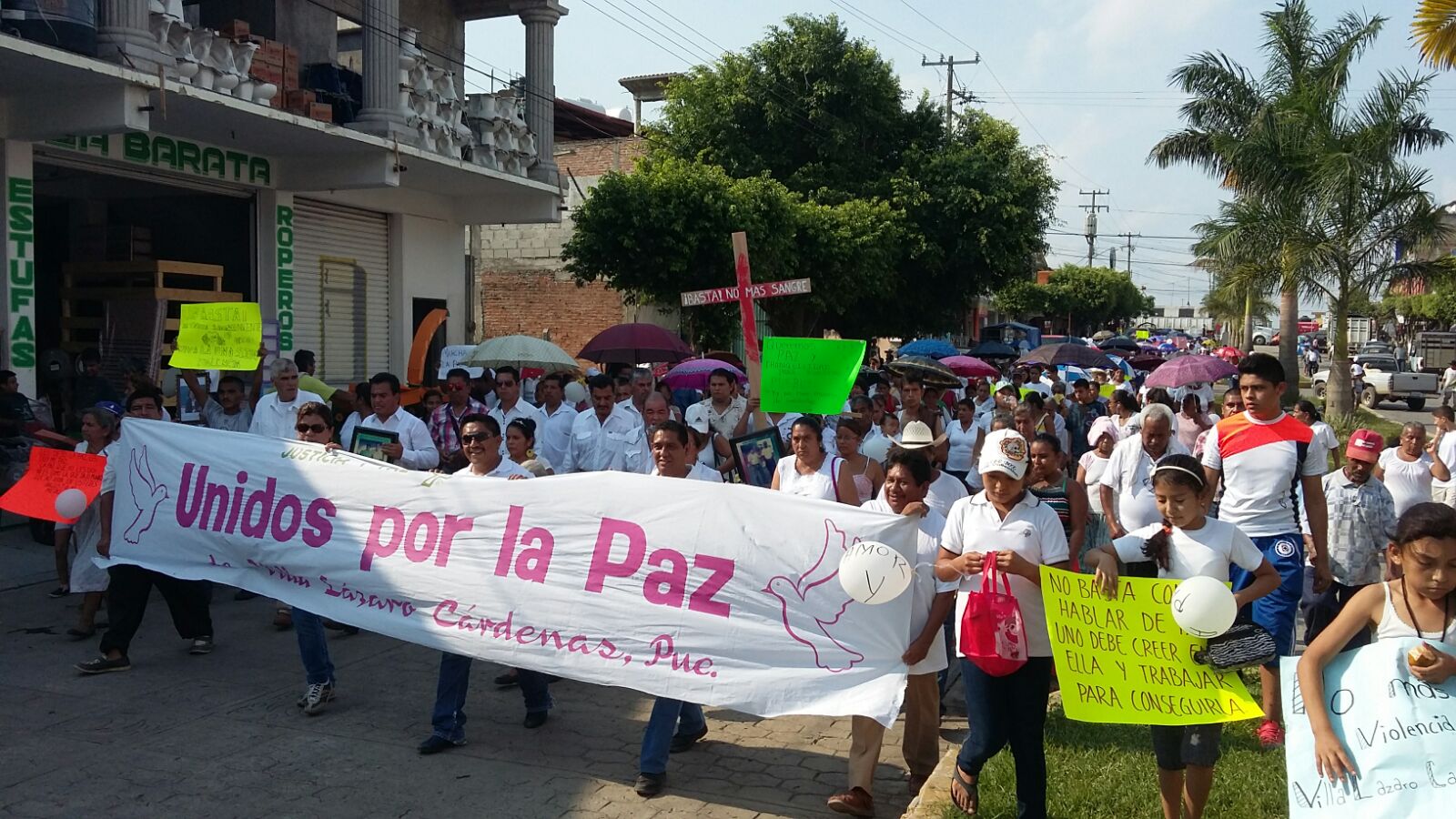 Cientos salen a marchar contra asesinatos en V. Carranza