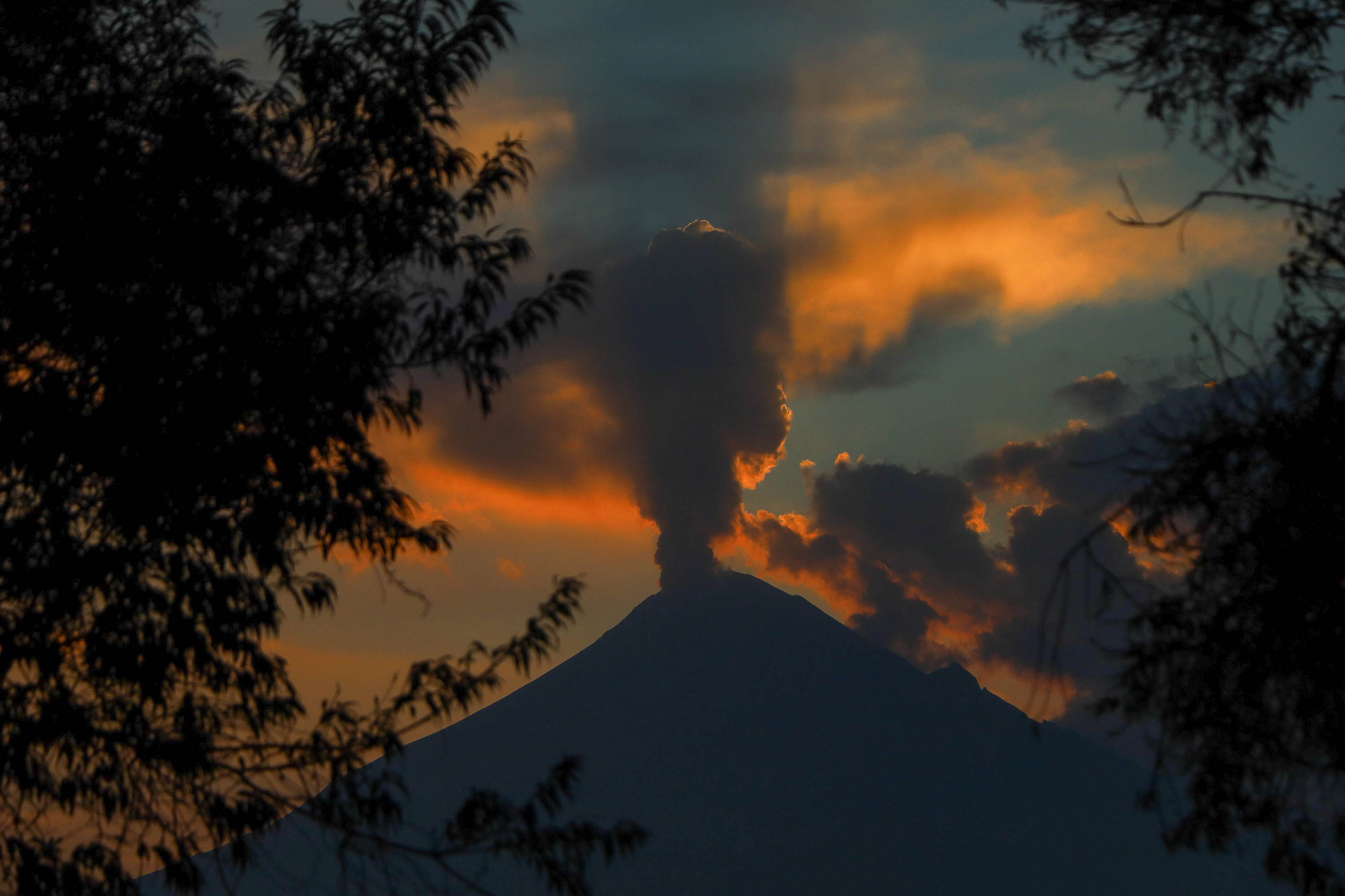 VIDEO Popocatépetl decora el atardecer con una ligera fumarola