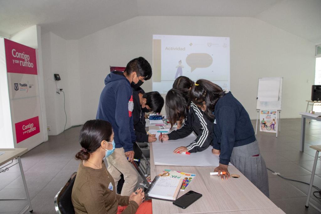 Imparten taller de concientización sobre embarazos a temprana edad en Puebla