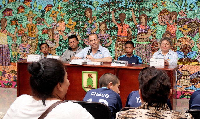 Entrega obras en el Tabacal el presidente municipal de Xicotepec