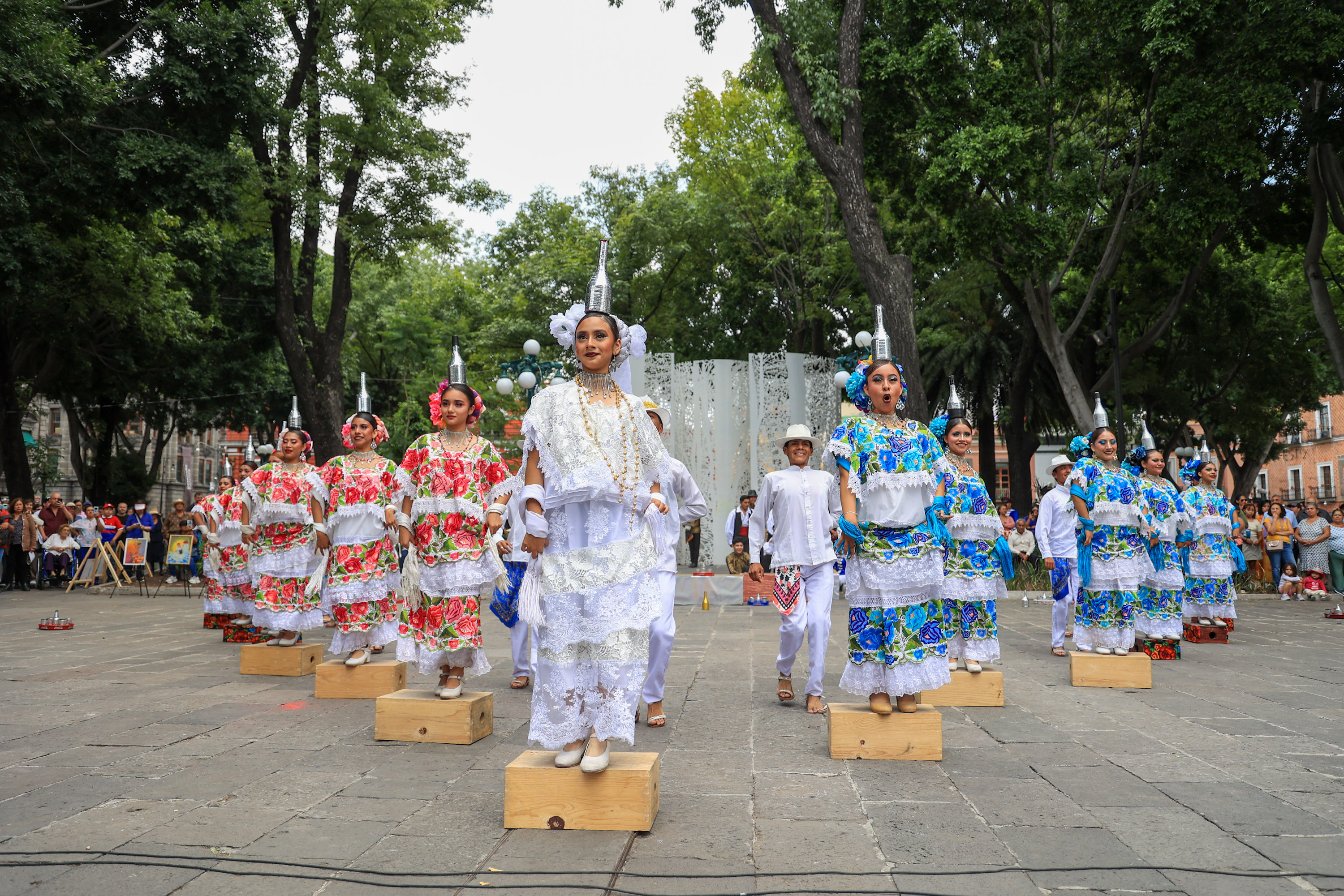 Poblanos disfrutan de bailes típicos en el zócalo