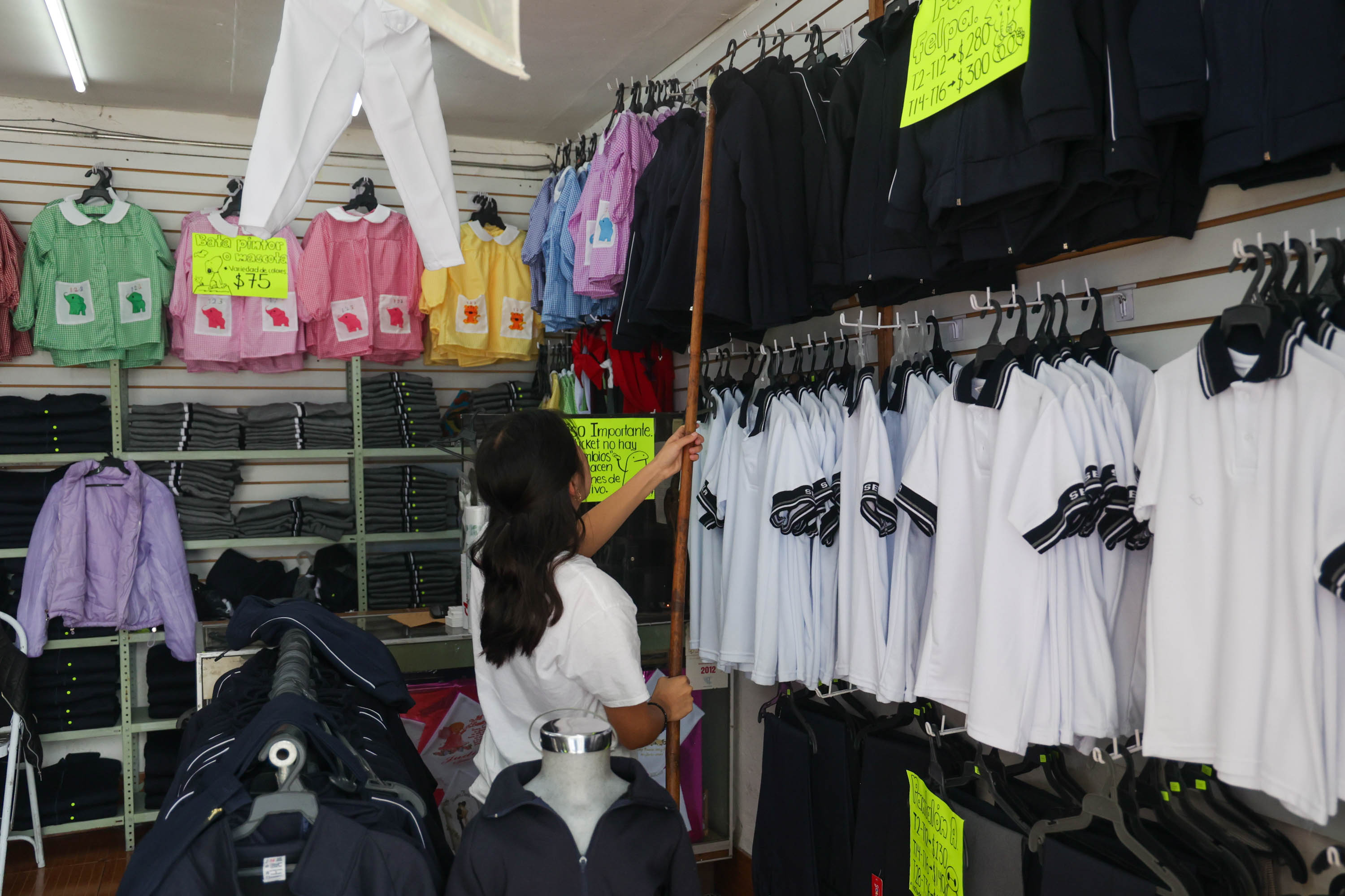 Gobierno licita compra de uniformes, mochilas y calzado escolar 