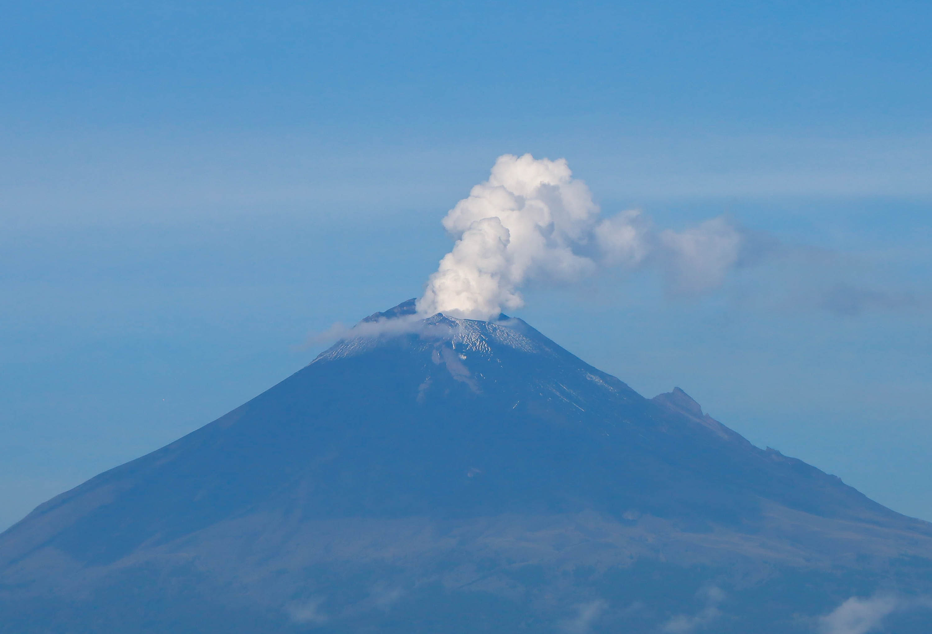 VIDEO El Popocatépetl amanece con una emisión constante de vapor de agua