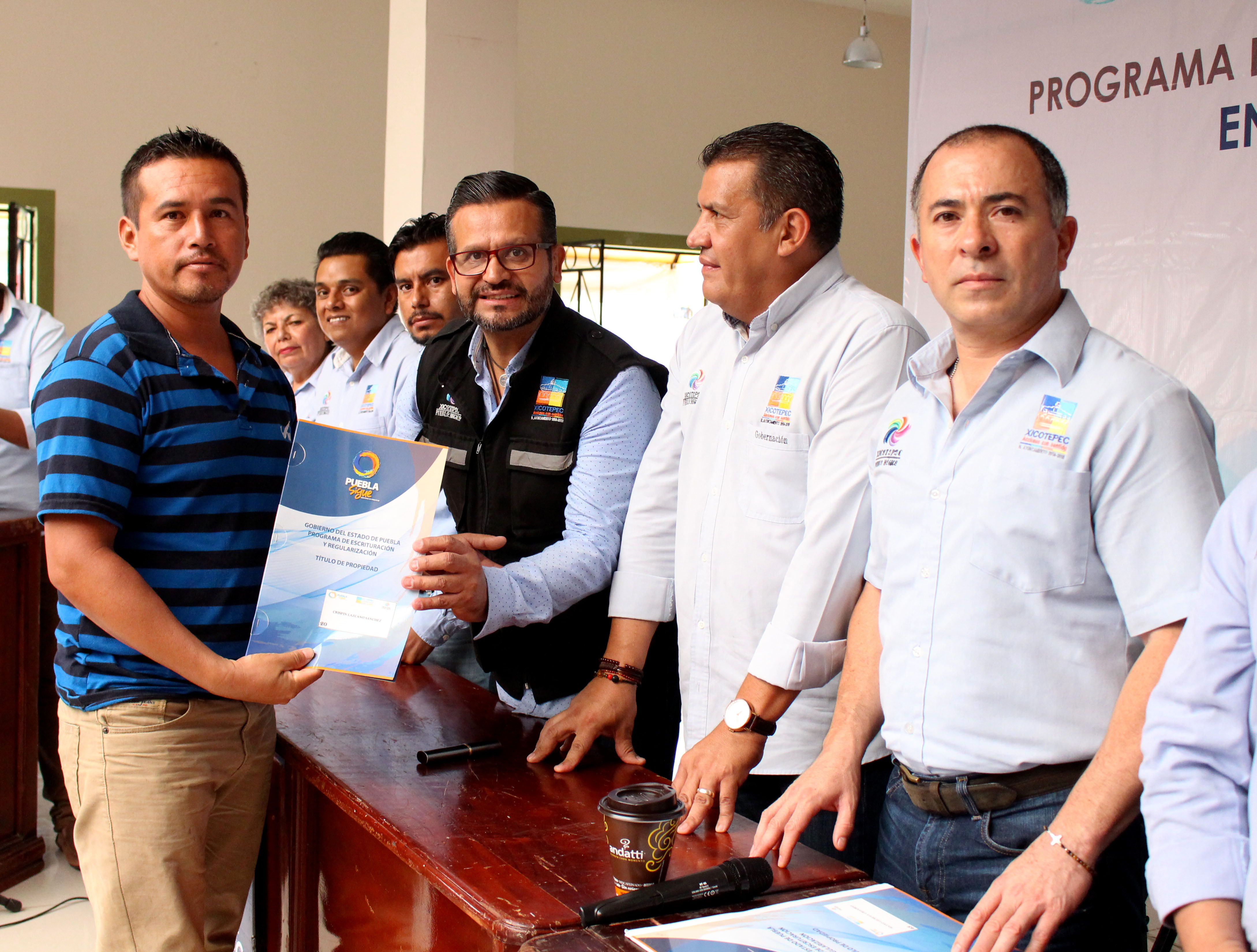 Edil entrega títulos de propiedad a habitantes de Xicotepec
