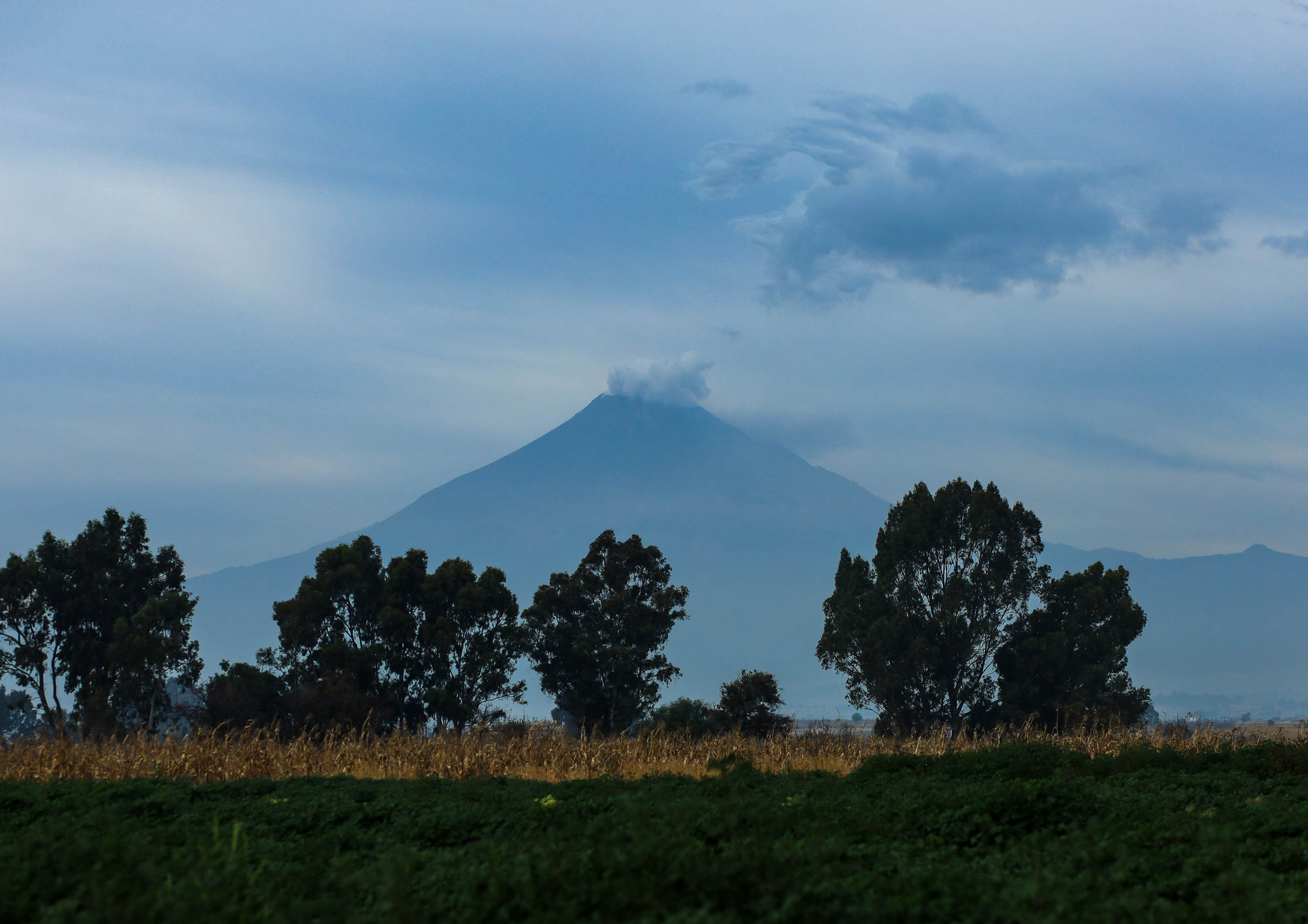 VIDEO Popocatépetl amanece activo entre nubes y frío