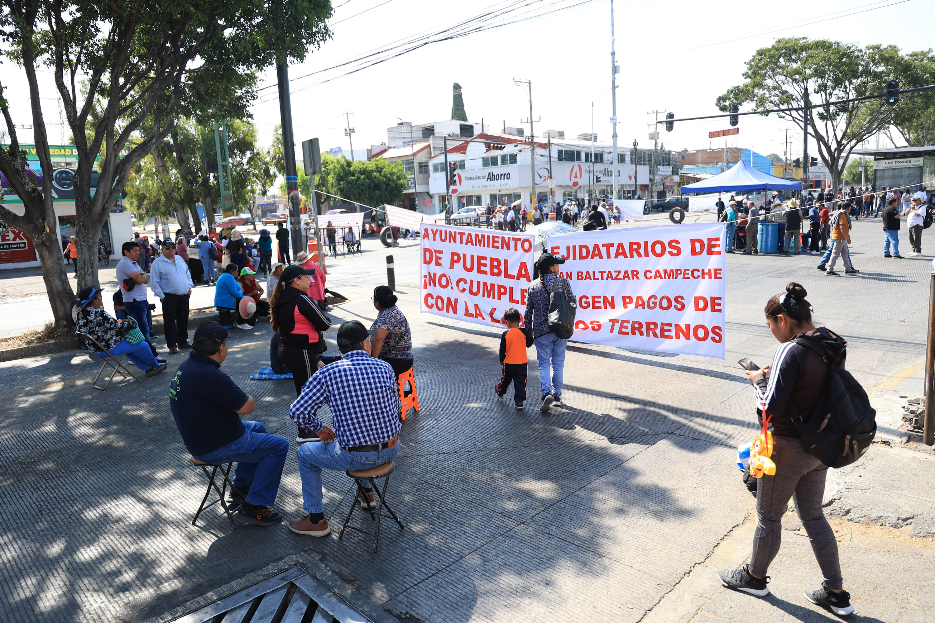 Ejidatarios de San Baltazar Campeche se manifiestan cerrando Valsequillo