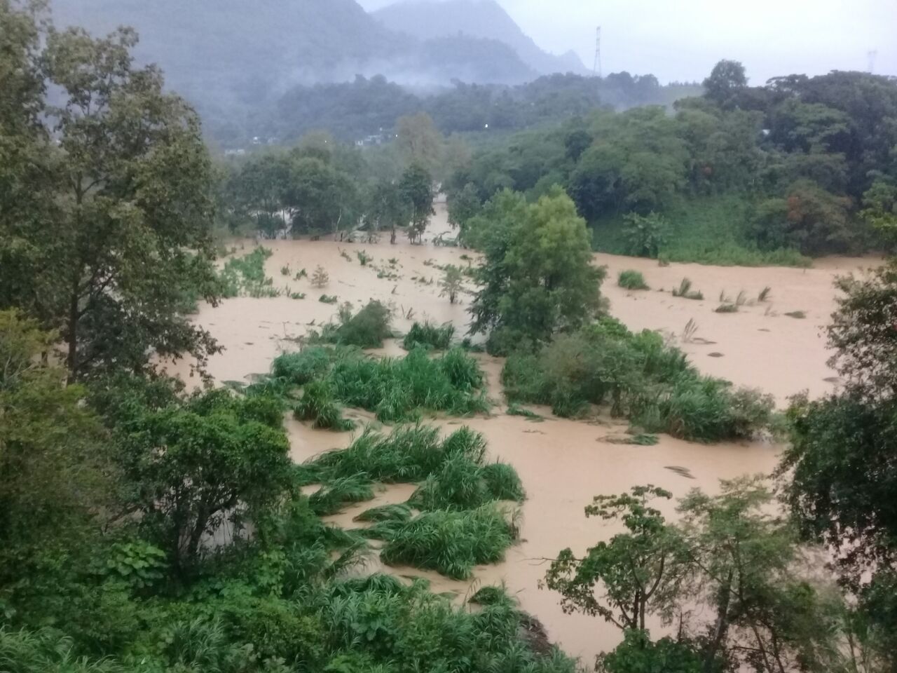 Arroyo inunda casas y sembradíos en comunidad de Xicotepec