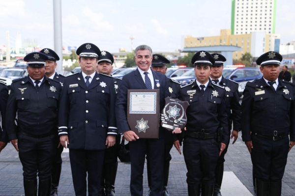 Gali entrega estímulos y equipo a policías estatales de Puebla