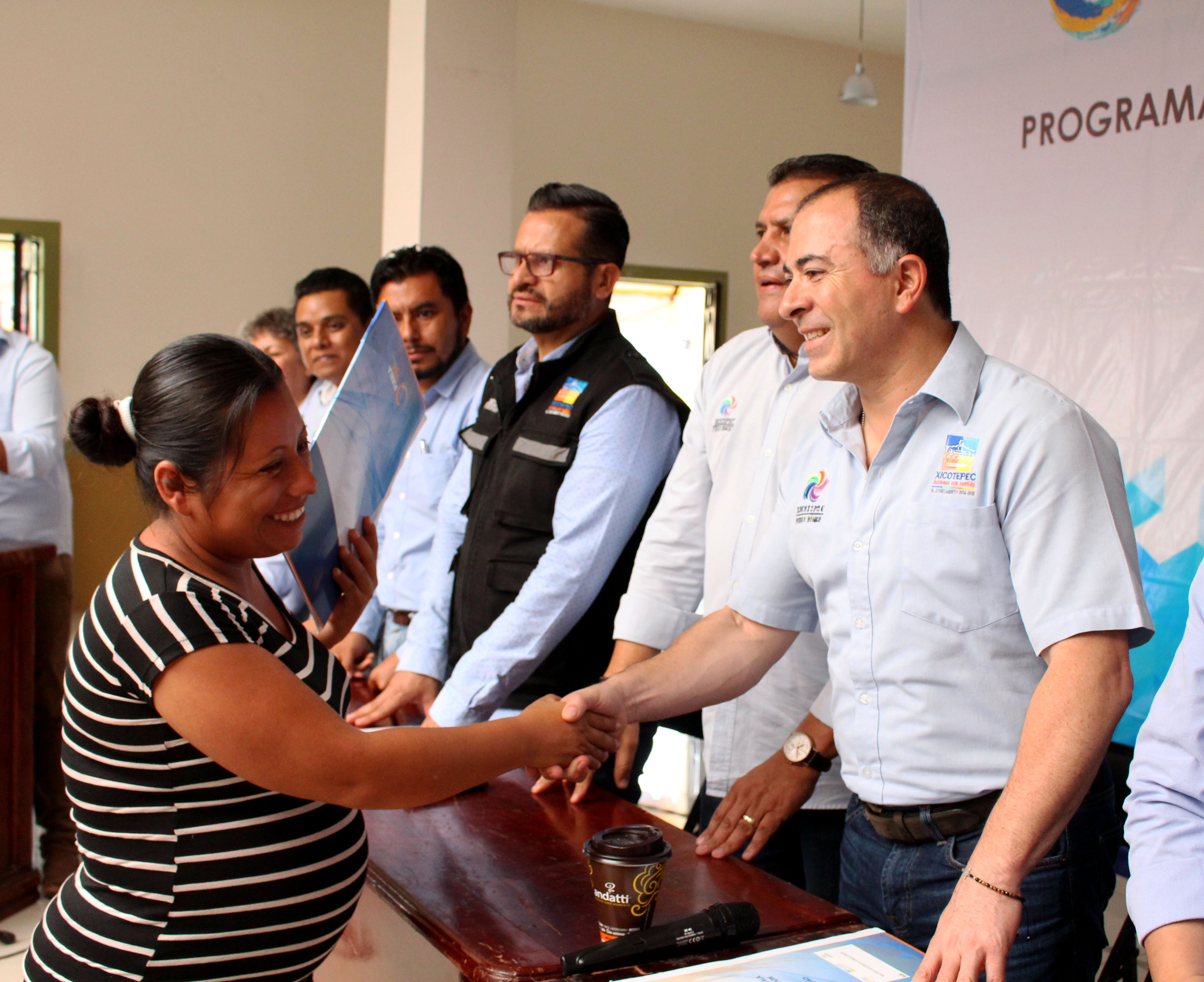 Edil entrega títulos de propiedad a habitantes de Xicotepec