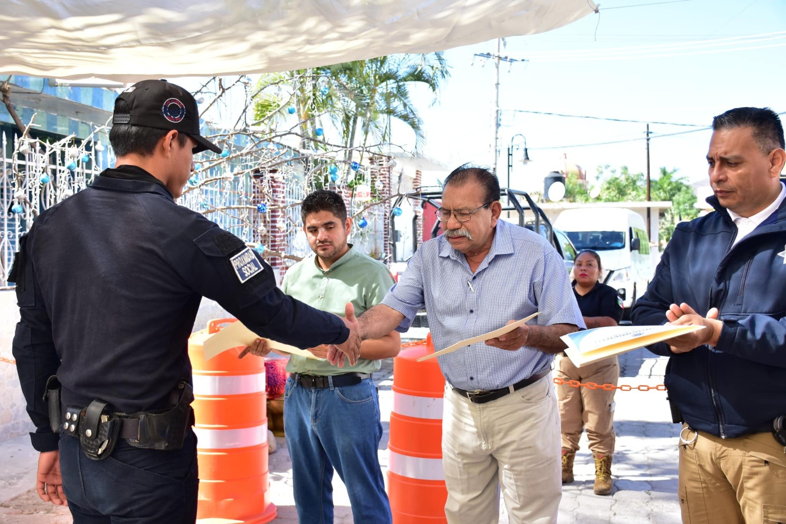 Acreditan a elementos para la policía en Olomatlán