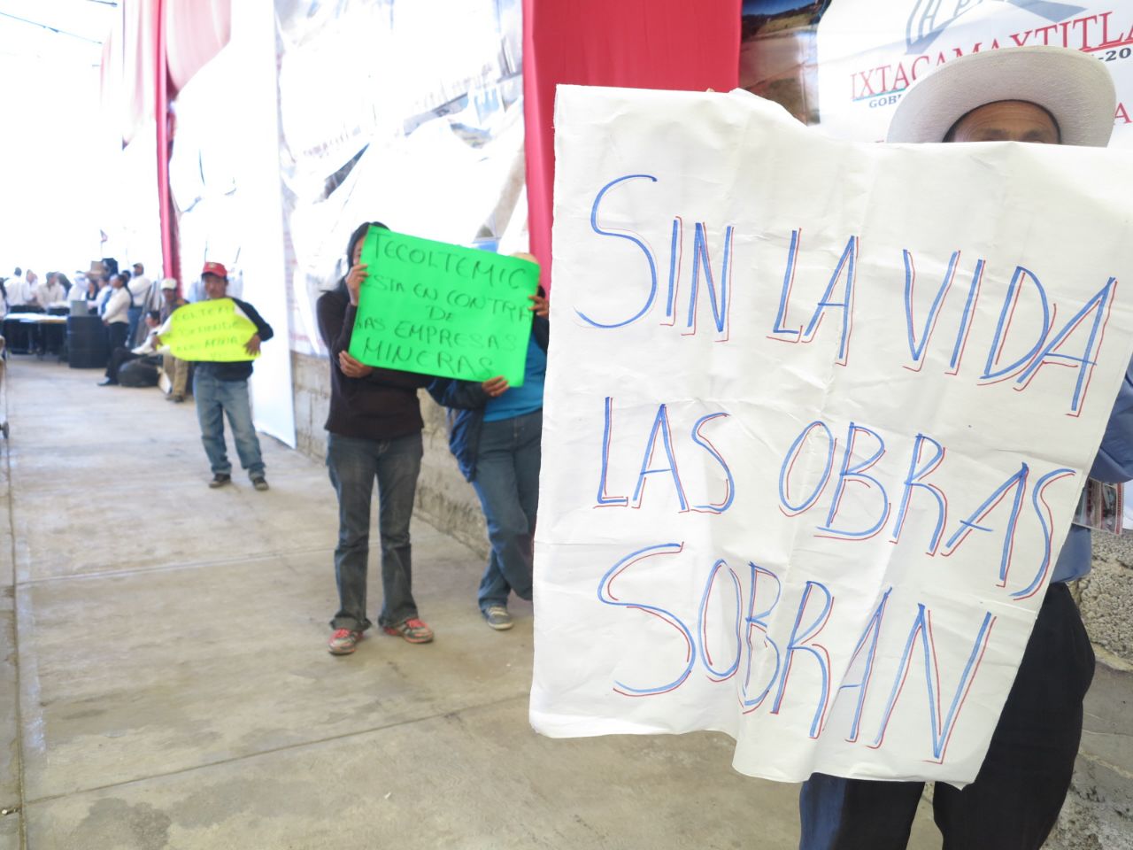 Parar a minera exigen a edil de Ixtacamaxtitlán en informe