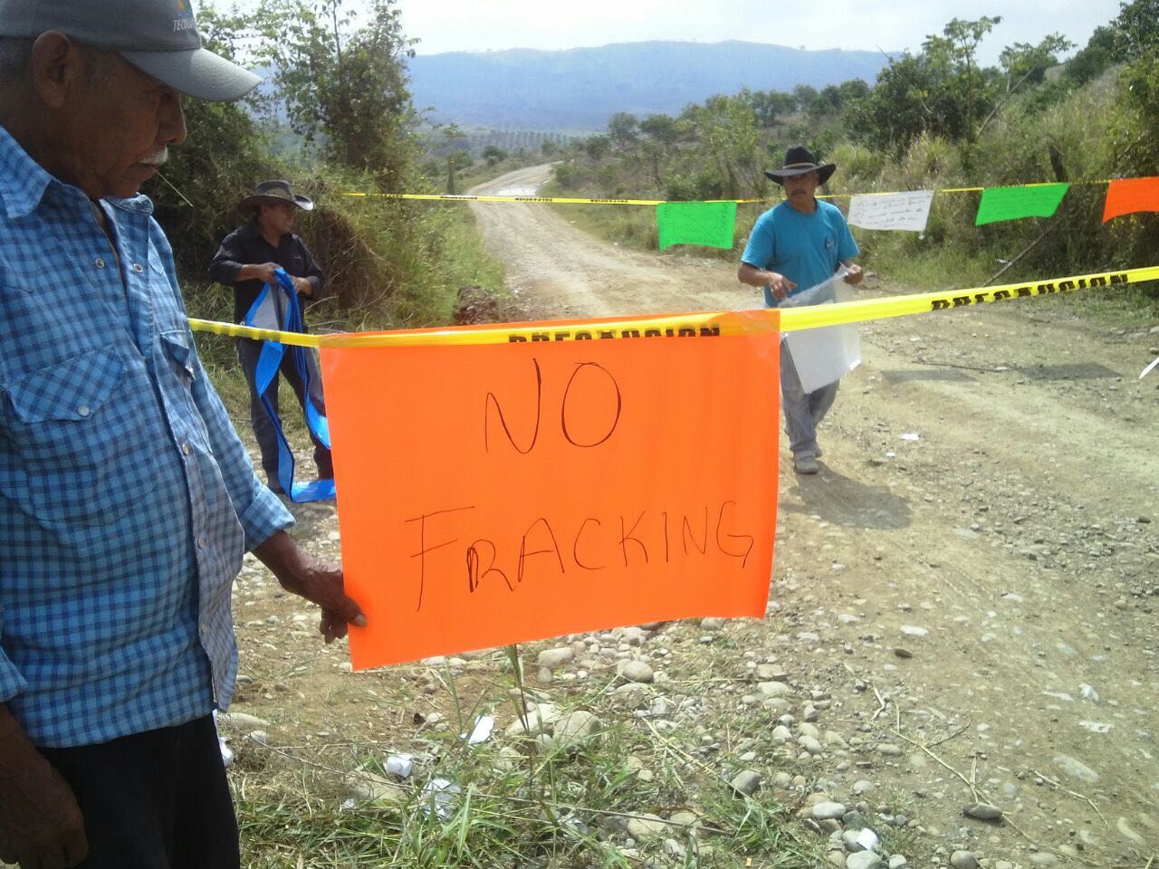  Protestan contra fracking y bloquean pozos petroleros en Z. Mena