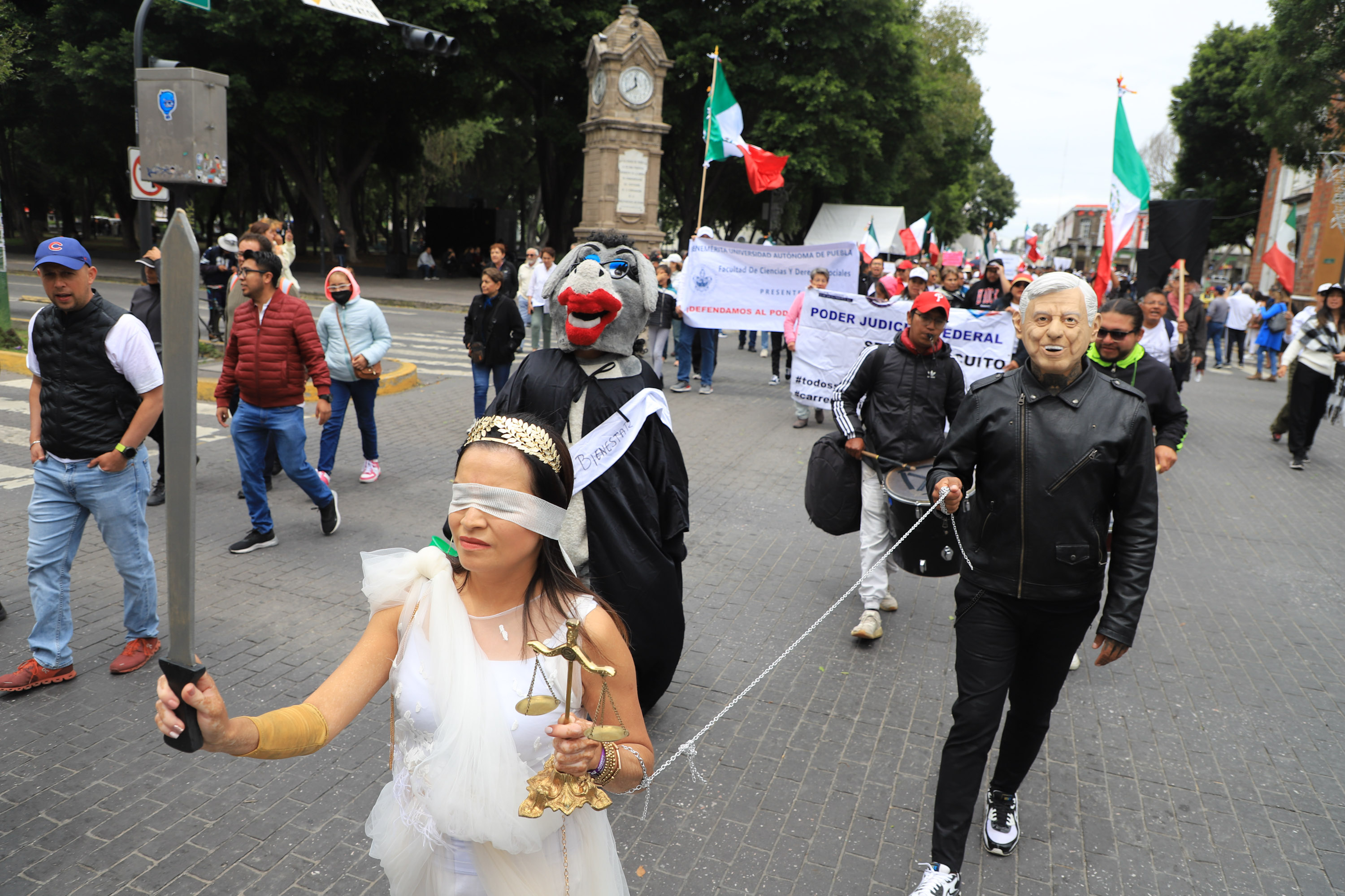 Se manifiestan otra vez contra la reforma judicial en zócalo de Puebla