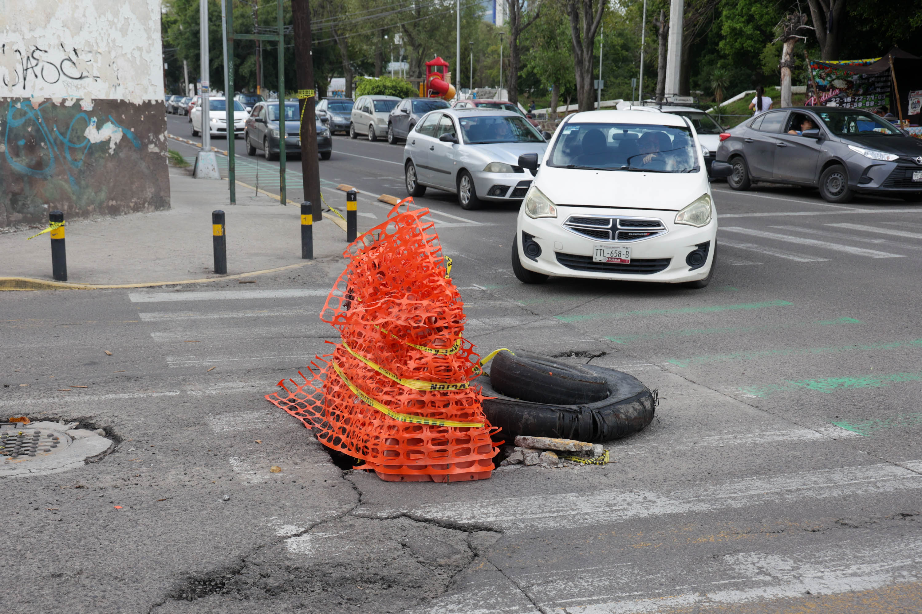 Se forma socavón en la calle 17 Sur esquina con la 23 Poniente