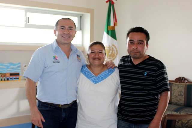 Valderrábano refrenda su apoyo a artesanos de Xicotepec