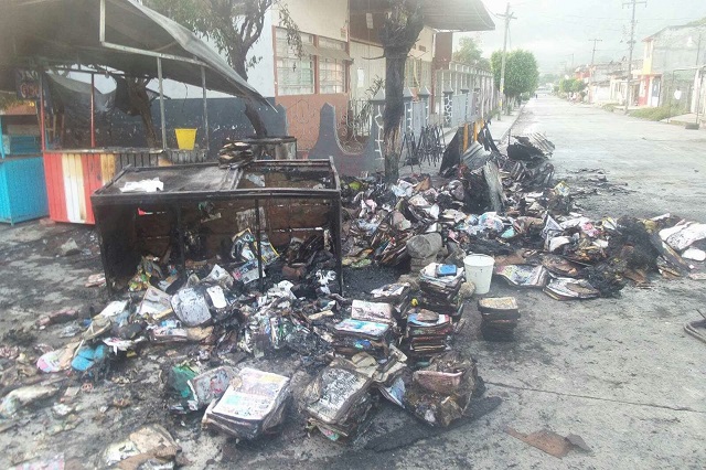 Vándalos prenden fuego a puestos callejeros en Xicotepec