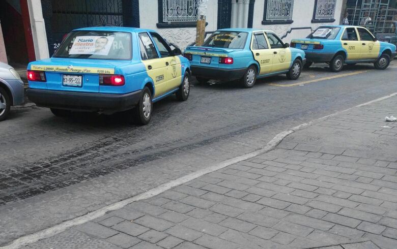 Con pegotes de Coalición permiten taxis pirata en Huauchinango