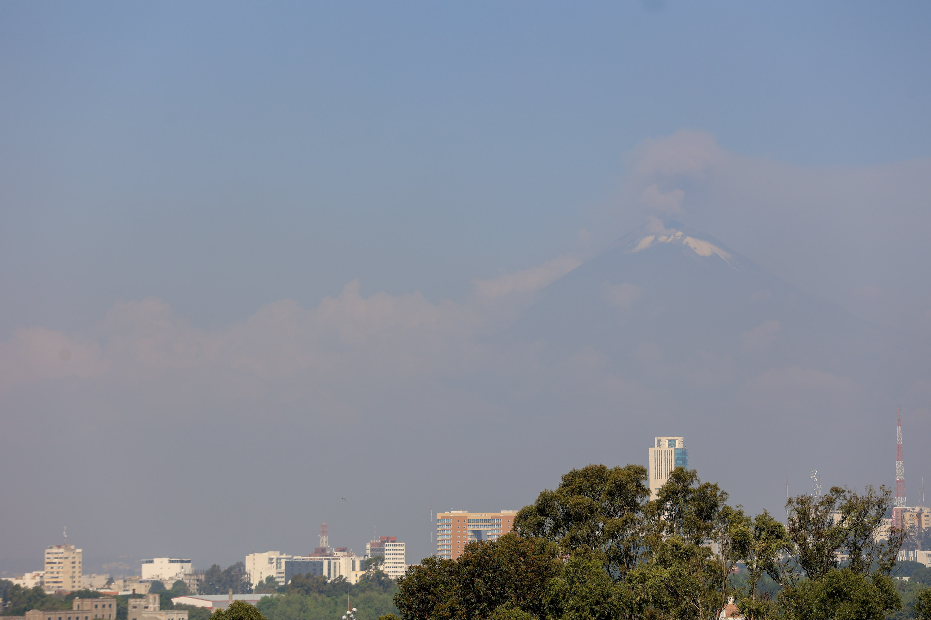 VIDEO Con mañana fría, el Popocatépetl amaneció con nieve