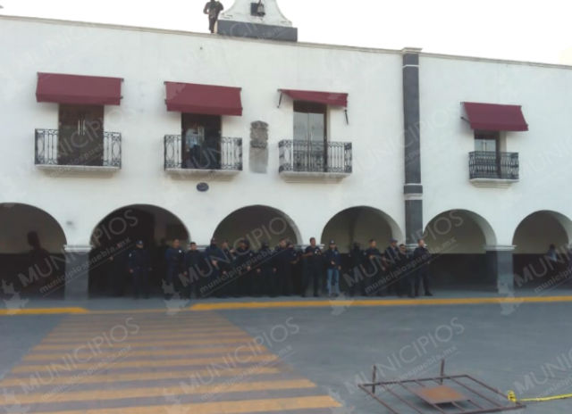 Pobladores enfrentan a policías y toman palacio de Huejotzingo 