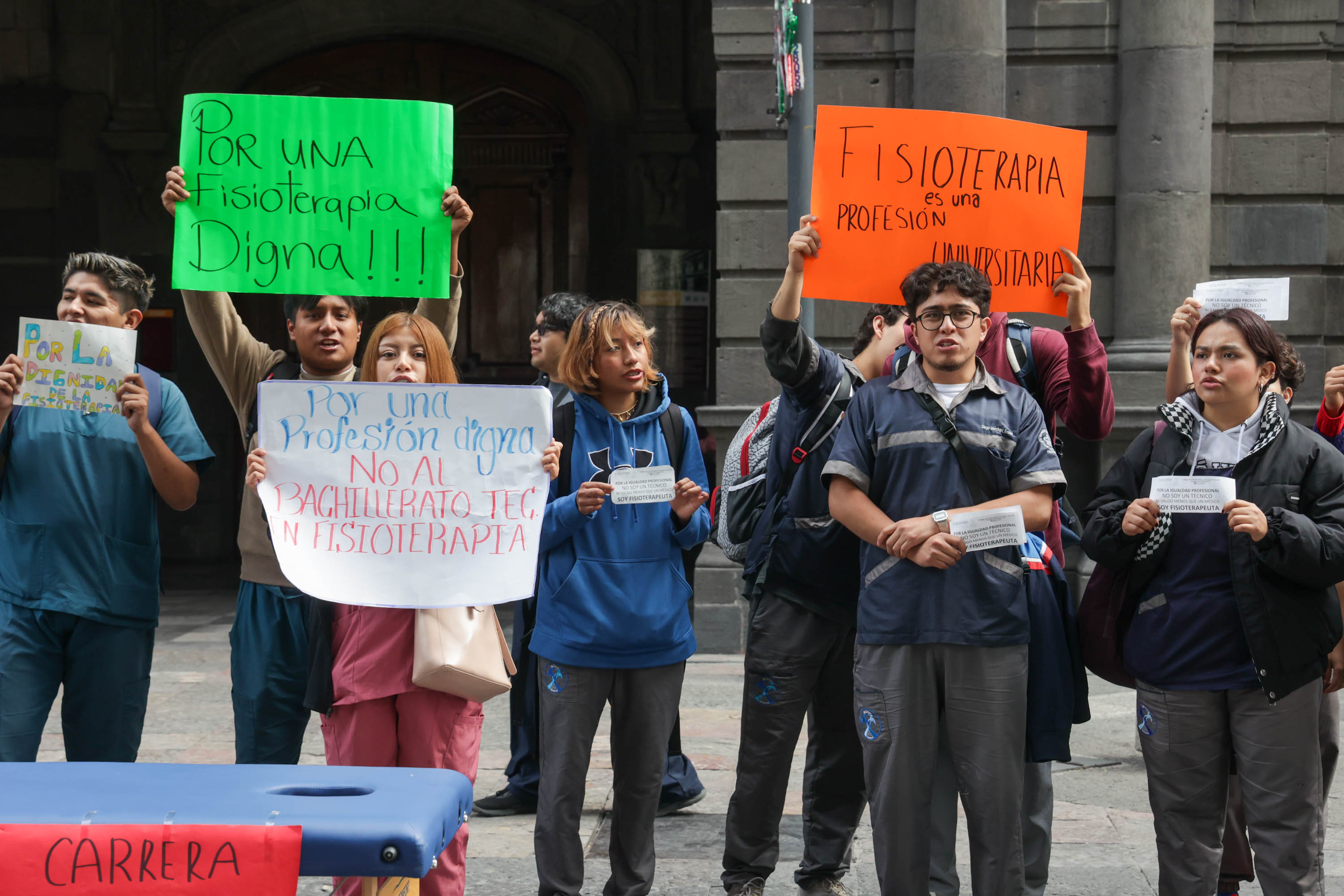 Estudiantes de Fisioterapia protestan contra la reducción de su carrera a nivel técnico