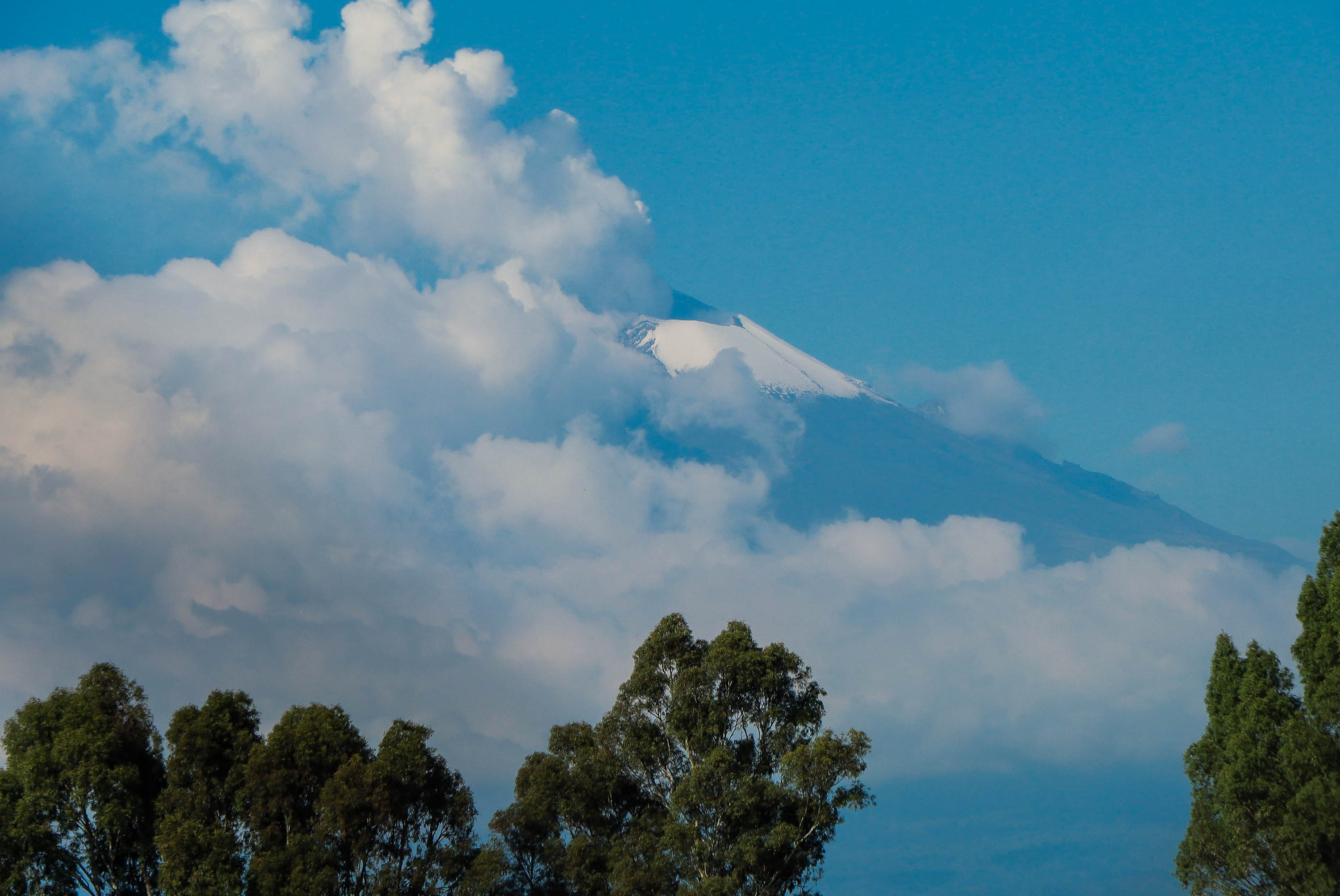 Parcial visibilidad del volcán Popocatépetl por densa nubosidad