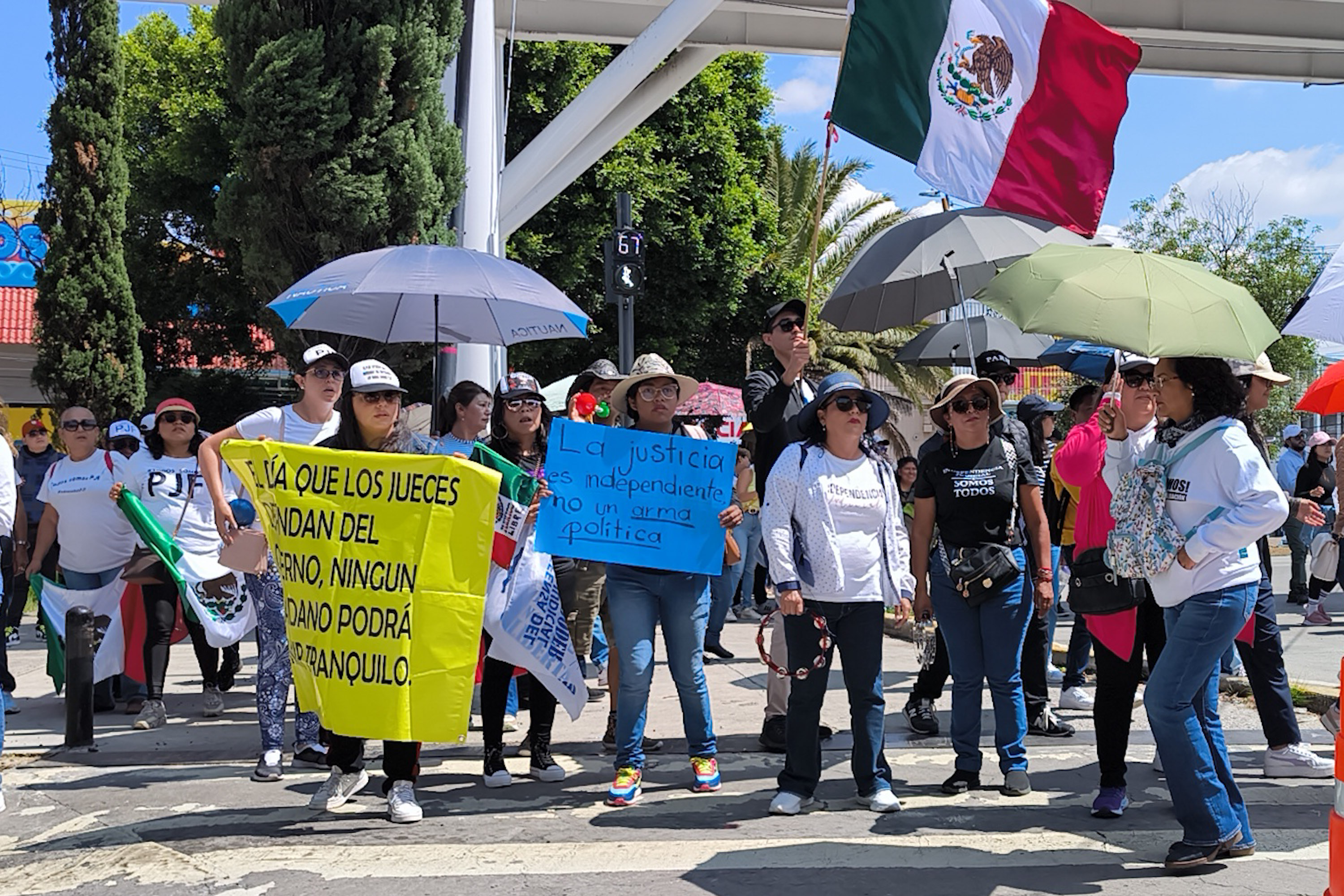 VIDEO Trabajadores del Poder Judicial ahora se manifiestan en el bulevar Hermanos Serdán