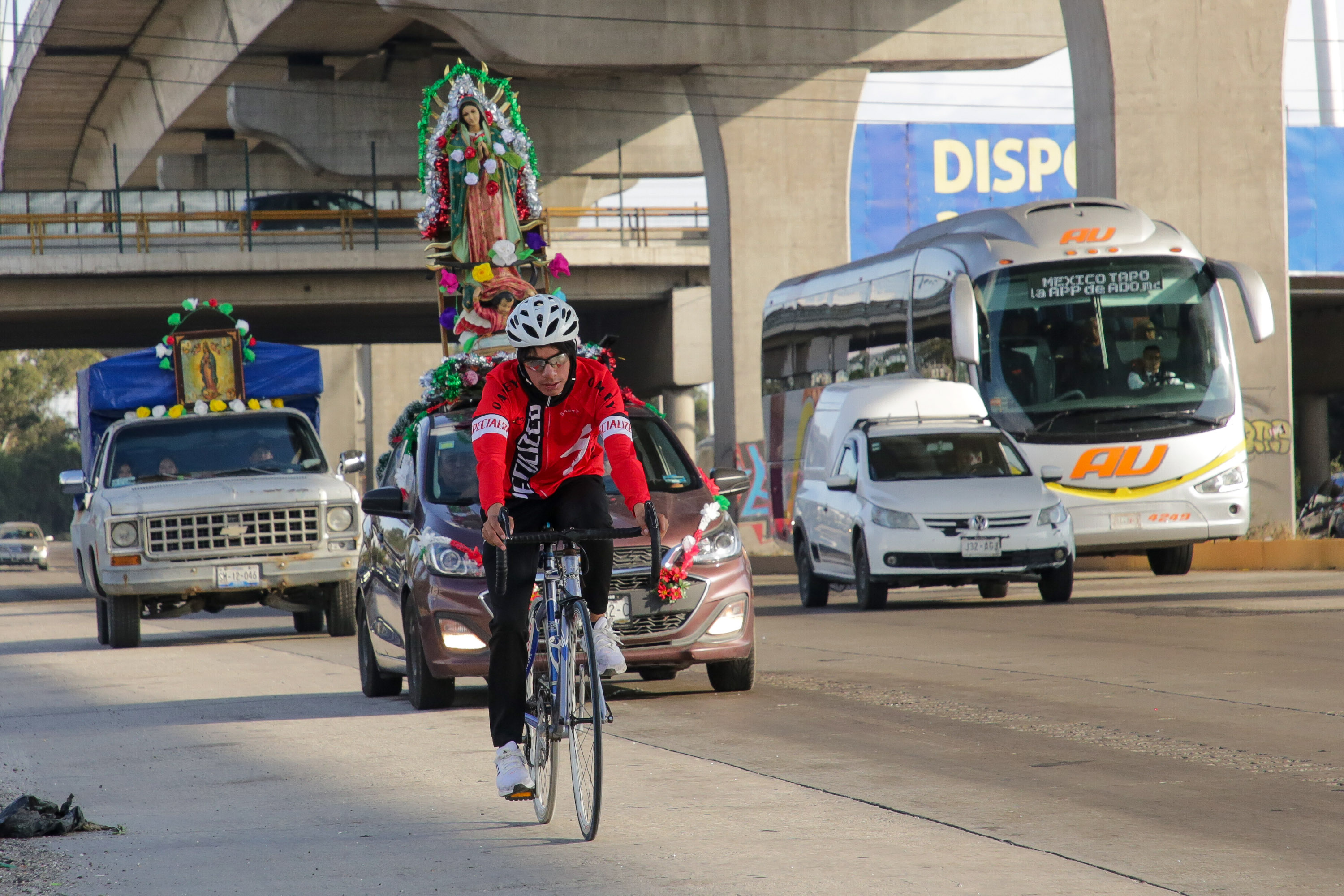 VIDEO Peregrinos continúan su camino por autopista México-Puebla