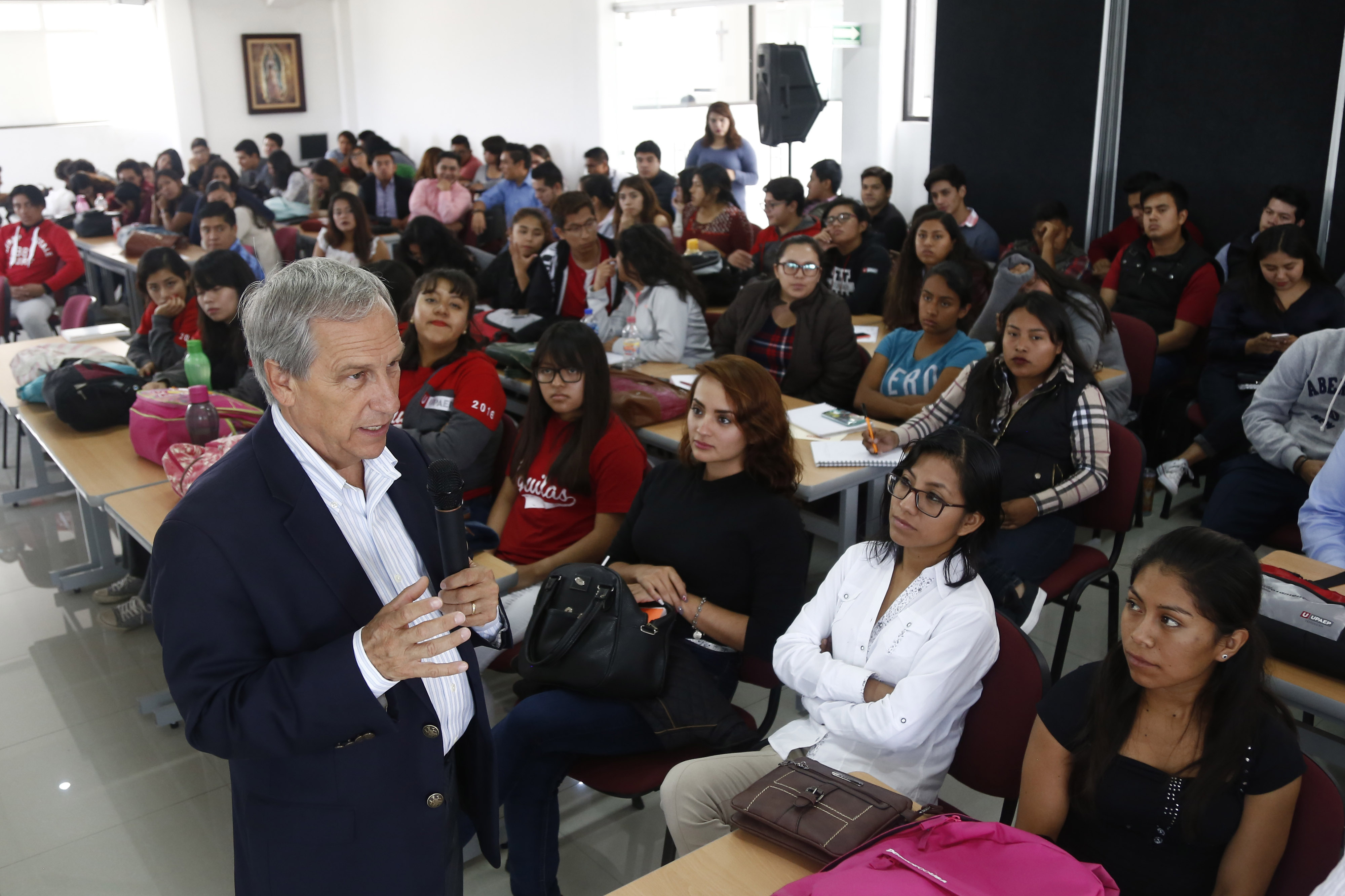 Enrique Cárdenas dialoga con universitarios en Tehuacán
