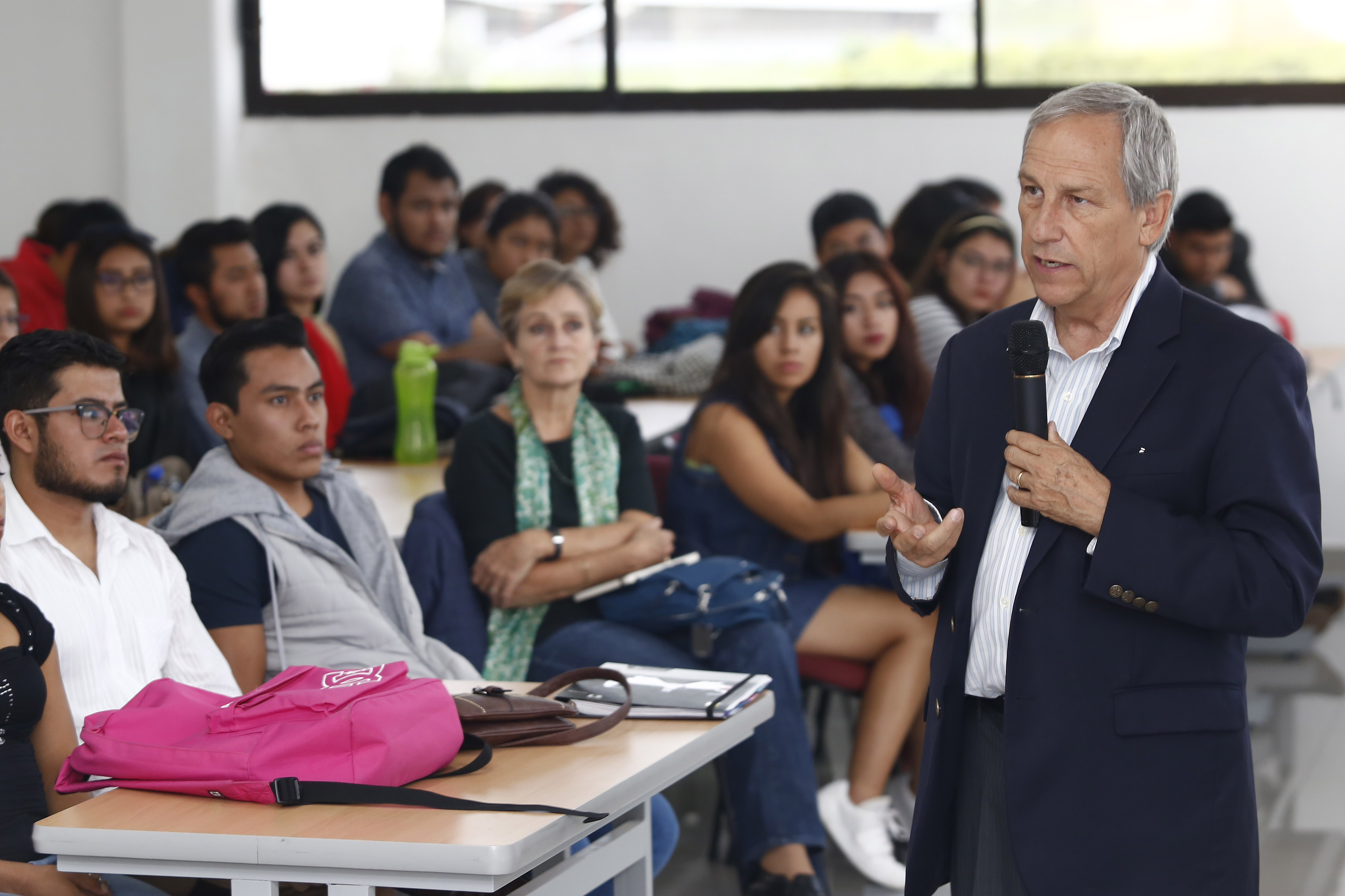Enrique Cárdenas dialoga con universitarios en Tehuacán