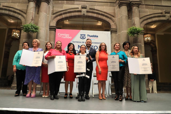 Entrega Ayuntamiento de Puebla los Premios al Mérito Docente