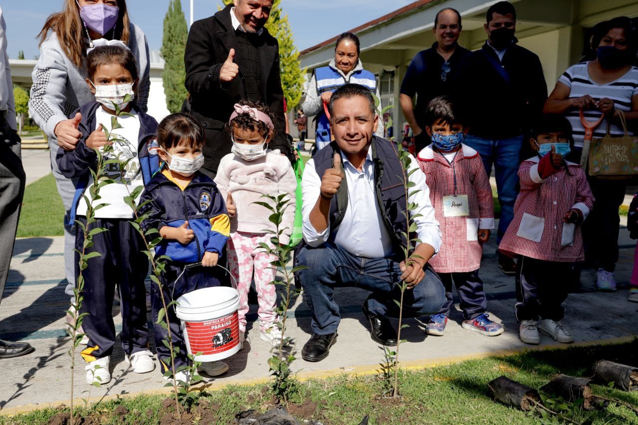 Encabeza Mundo Tlatehui Jornada de Forestación en el preescolar del CEDAT