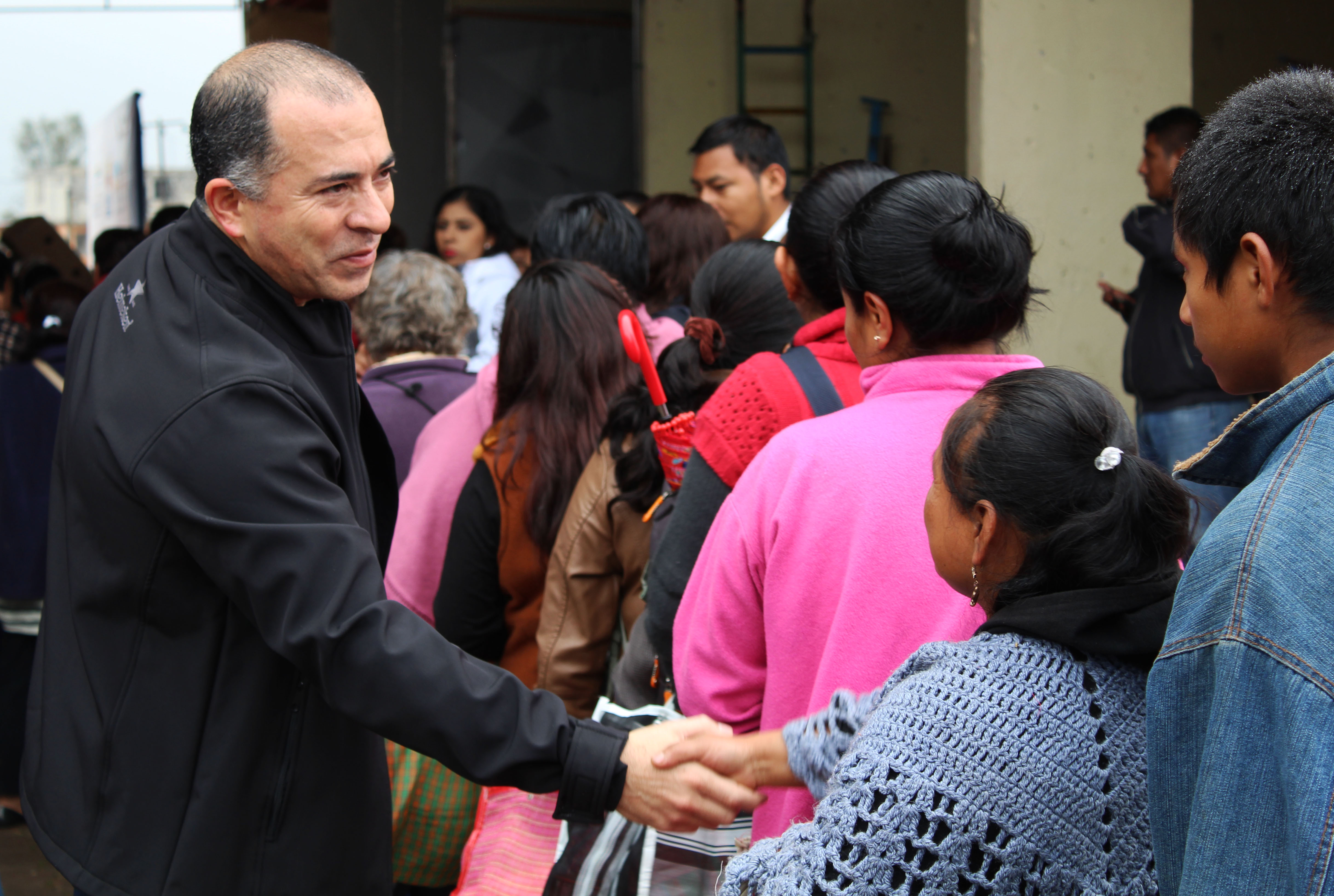 Entrega edil de Xicotepec apoyos de ANEF a familias necesitadas