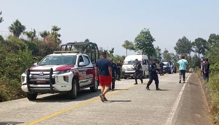 Violento asalto a una combi de transporte público deja a pasajeros heridos en Tlaola