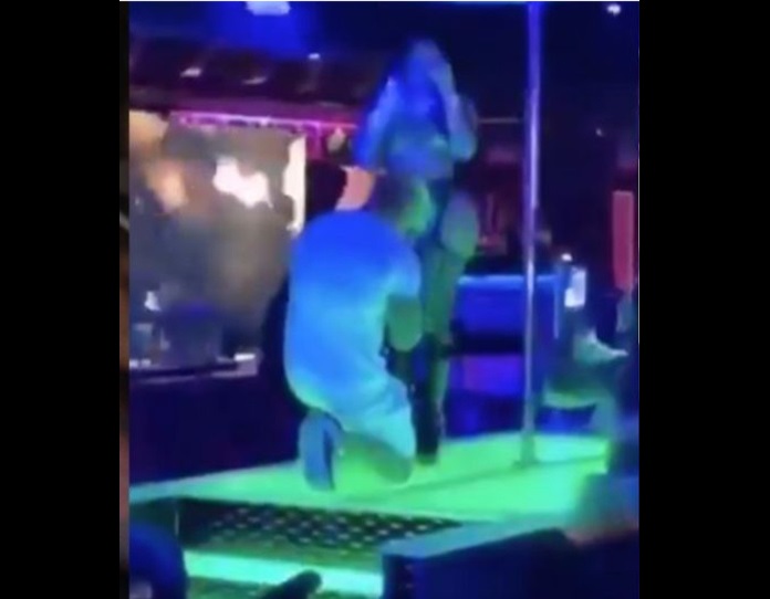 VIDEO Frente a los clientes, pide matrimonio a bailarina de table dance