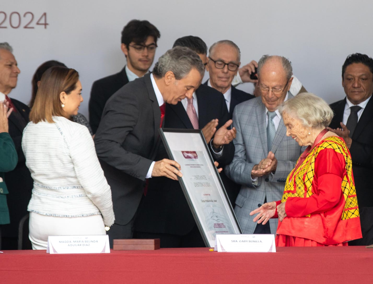 Ayuntamiento de Puebla entrega la medalla Carmen Serdán a Elena Poniatowska